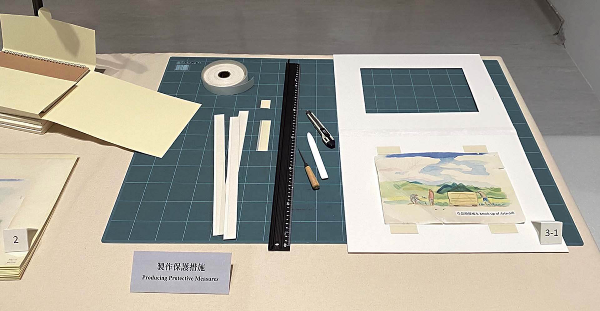 國美館「致未來世代的美術史」一展的修復展區中展示作品入藏後，館員製作保護措施所用之工具。（攝影／嚴瀟瀟 ）