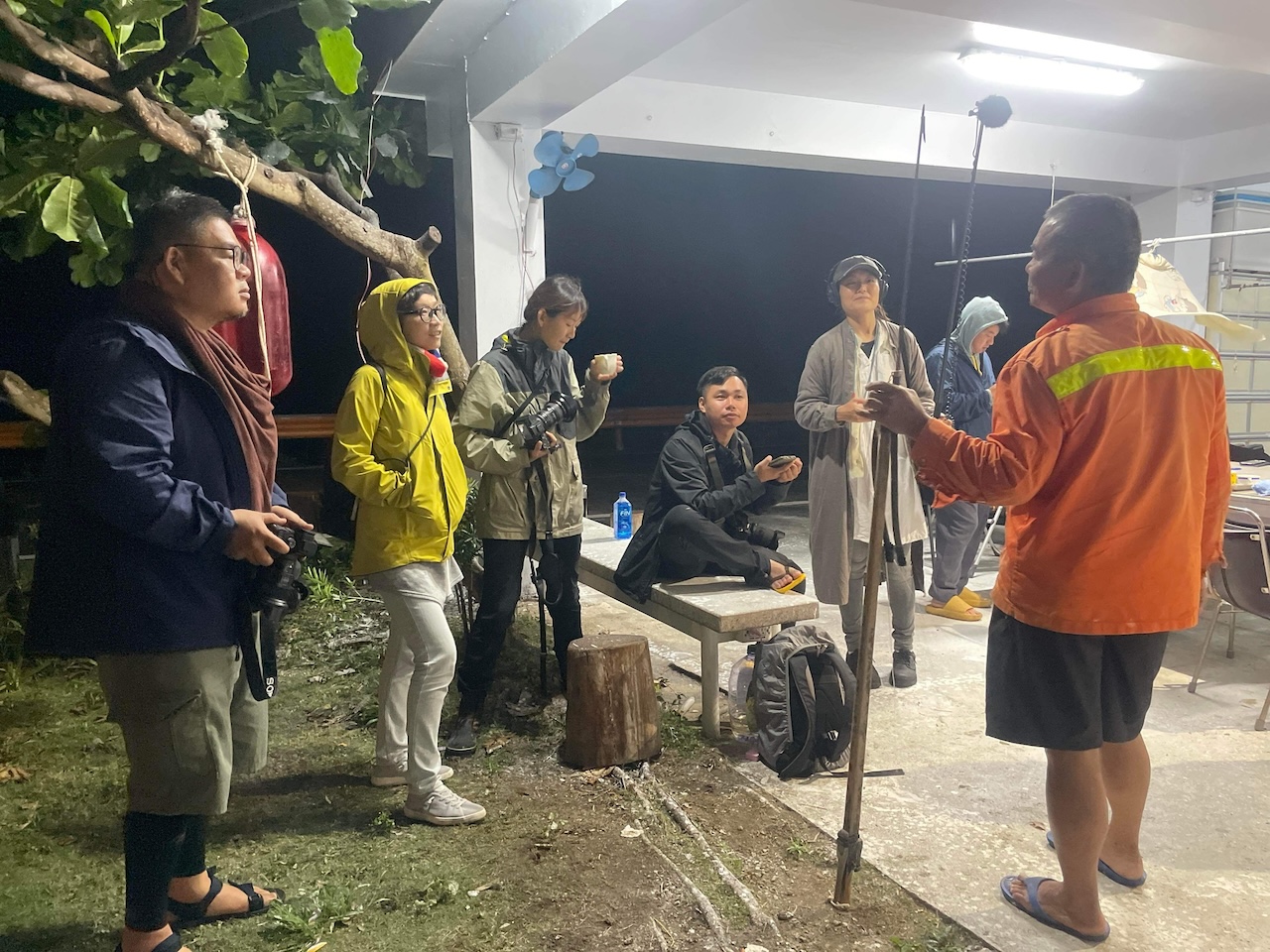 學術顧問團及在地夥伴在策展中發揮了關鍵作用，亦作為支持系統中的重要一環，圖為蔡明君與「2023年綠島人權藝術季」藝術家於綠島與當地居民對話。（蔡明君提供，攝影／蔡美娟）