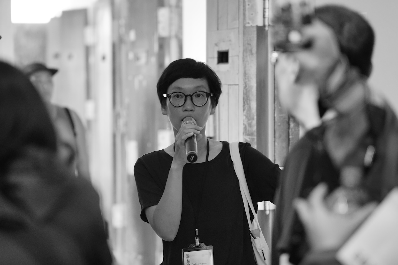 2025年度「堤頂之星 2.0」策展人蔡明君於「2023年綠島人權藝術季」展場綠洲山莊八卦樓導覽。 （蔡明君提供，攝影／吳克威）
