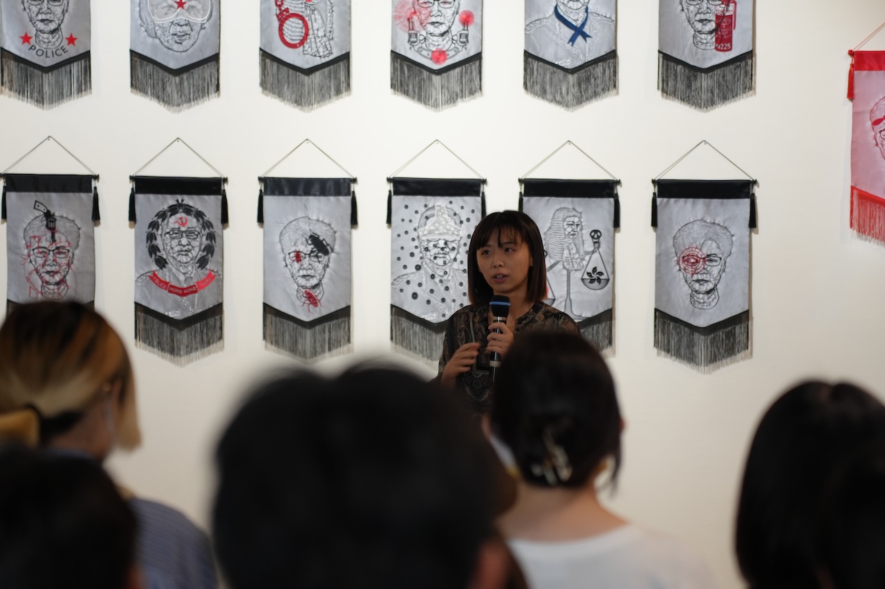 協同策展人賴佳琳於東海大學藝術中心「此在與影蹤-東海美術僑生與外籍生留台系友邀請展」開幕致詞。（賴佳琳提供）