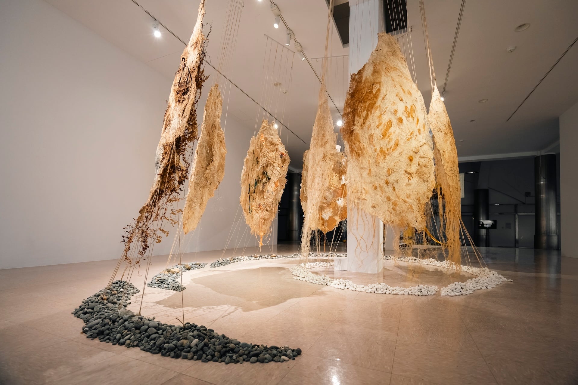 這件作品不僅展現了跨越時空的樹皮工藝演繹，也重新詮釋了島嶼先民的智慧。透過這種對臺灣與南島文化親緣關係的召喚，作品進一步引導觀者感知人類與自然之間的深層連結，喚醒對生命力量的敬畏與思考。陳淑燕的《輕擊著 那回聲》於展場一景。（朱銘美術館提供…