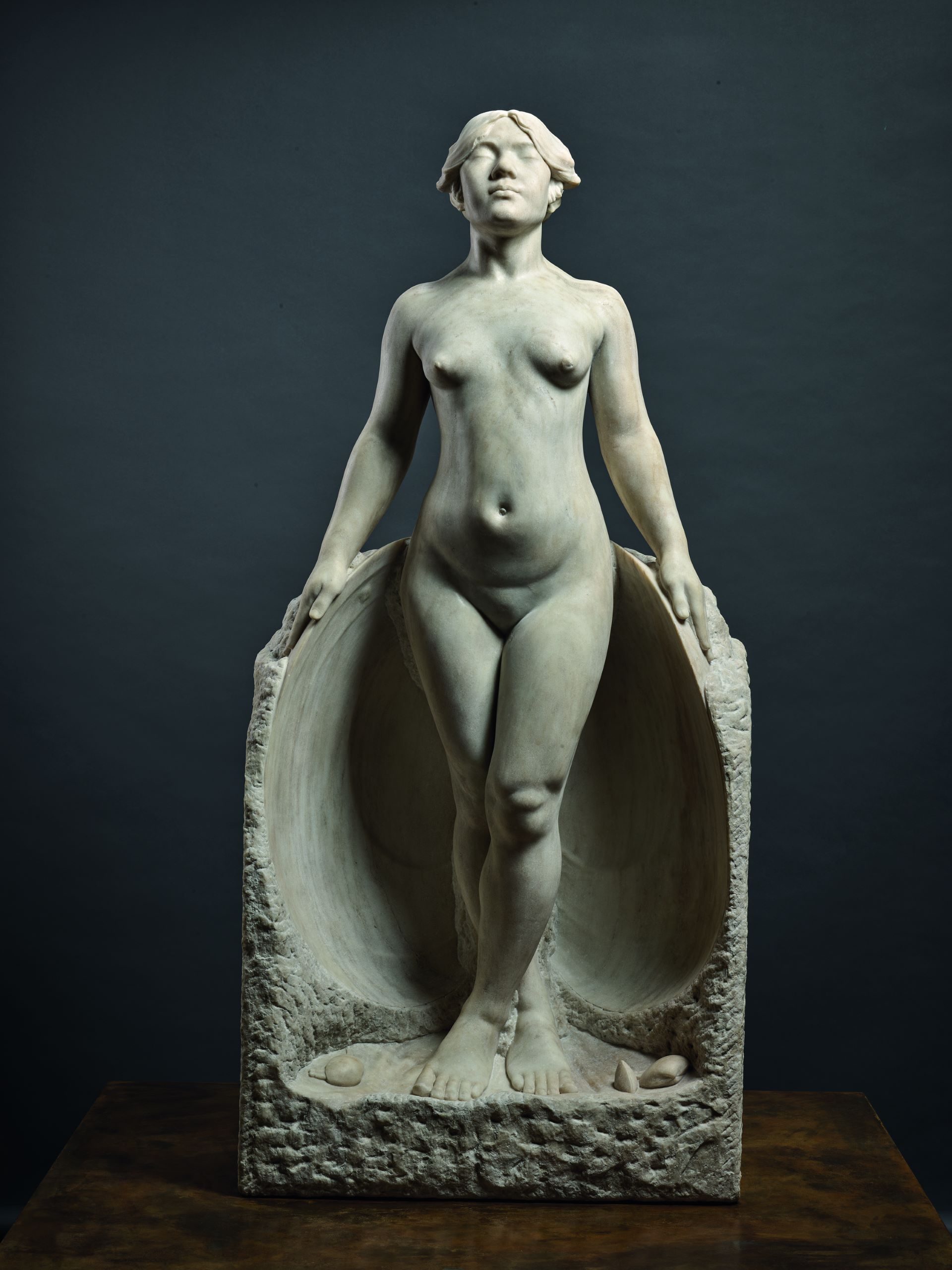 黃土水〈甘露水〉，1919，大理石，170×77×35.5公分。（國立臺灣美術館提供）