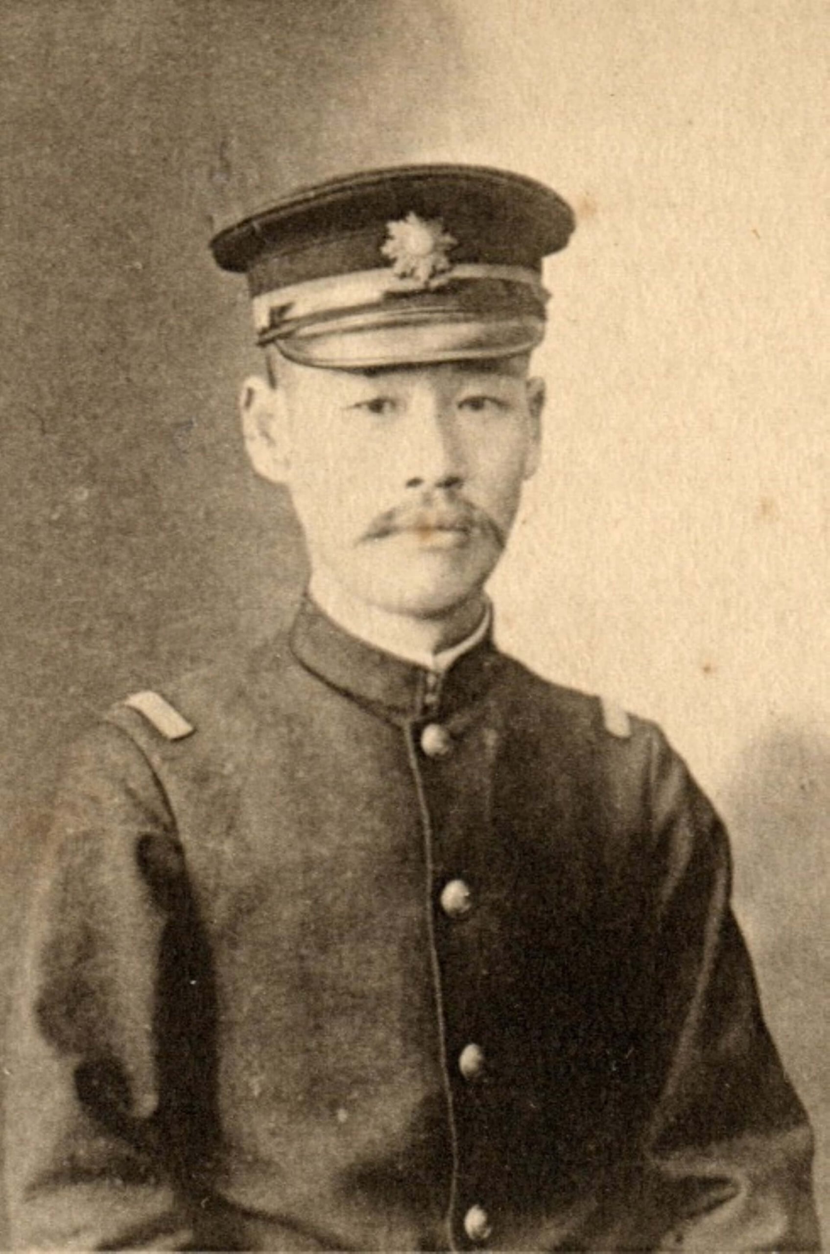 川田高之助肖像照,收錄在1904年《臨時臺灣土地調查局紀念帖》。(國立臺灣歷史博物館)