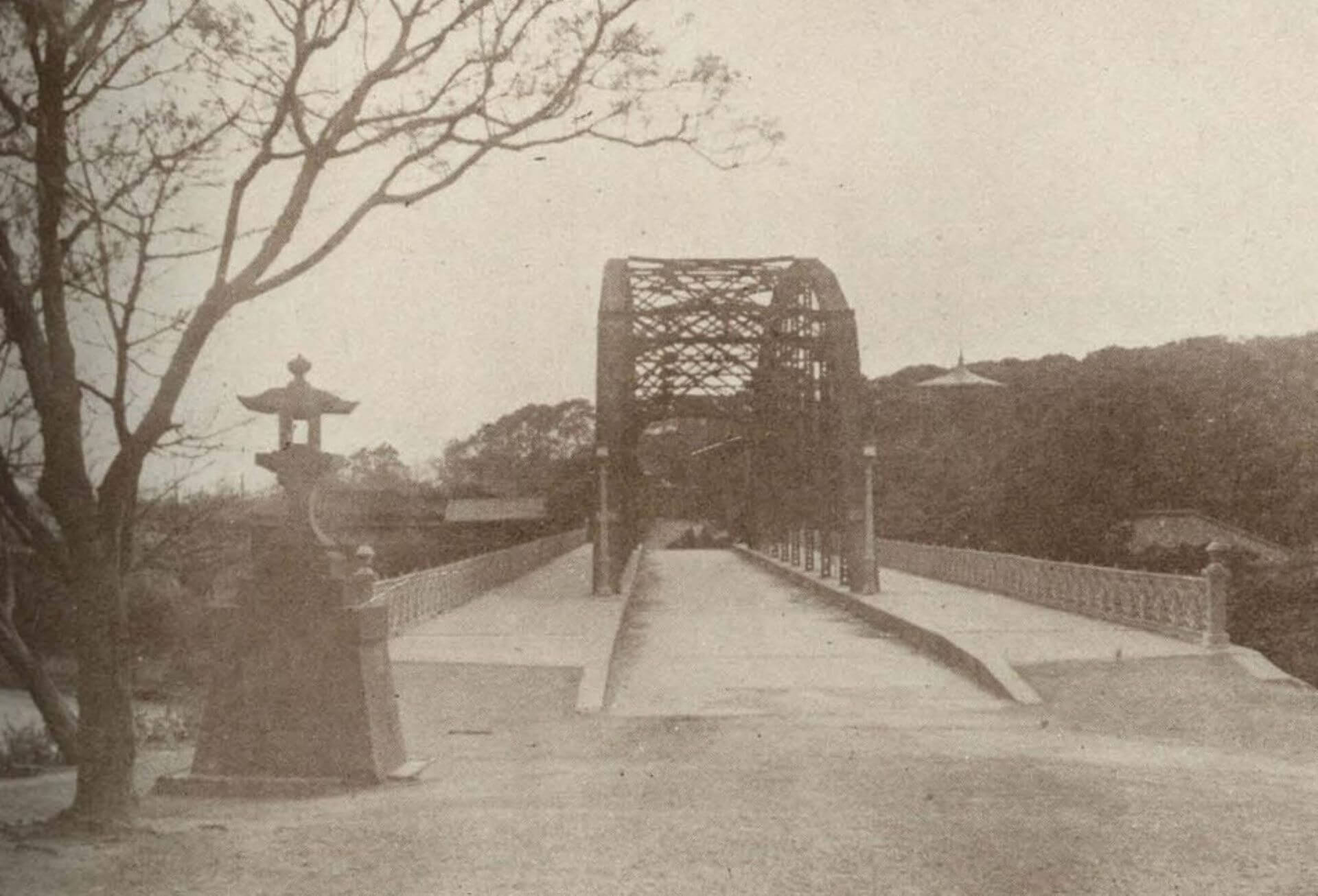 1917年出版《Formosa To-Day》刊載第一代明治橋照片。(《Formosa To-Day》)