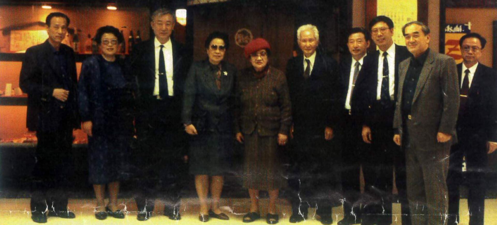 1990年川田泰代(左五)與中國黑龍江省訪日團合影。(〈川田泰代と中国〉,《視點》1998)