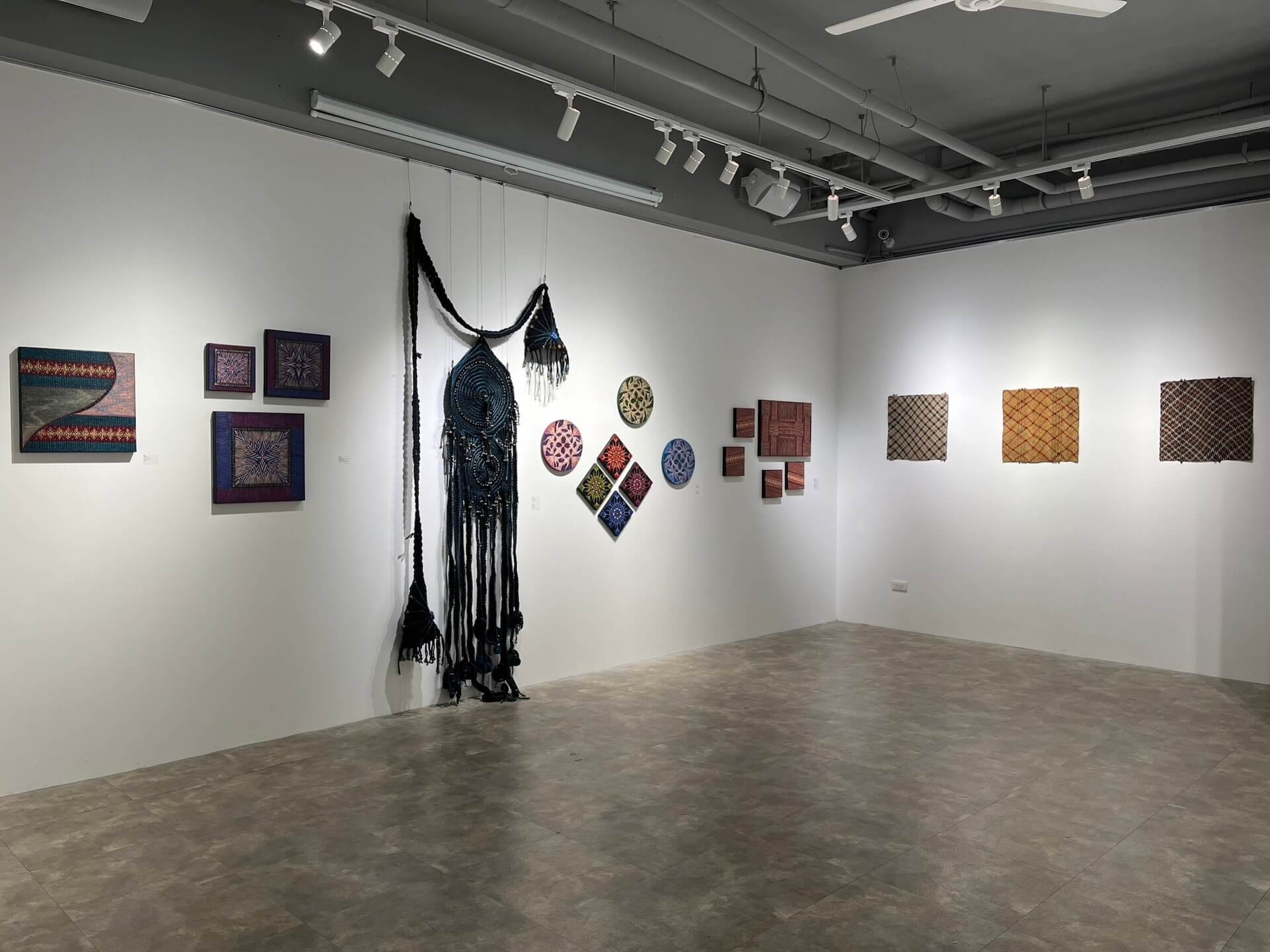 乙皮畫廊台北展館，左側為米類・瑪法琉作品、右側為陸佳暉作品。（乙皮畫廊提供）