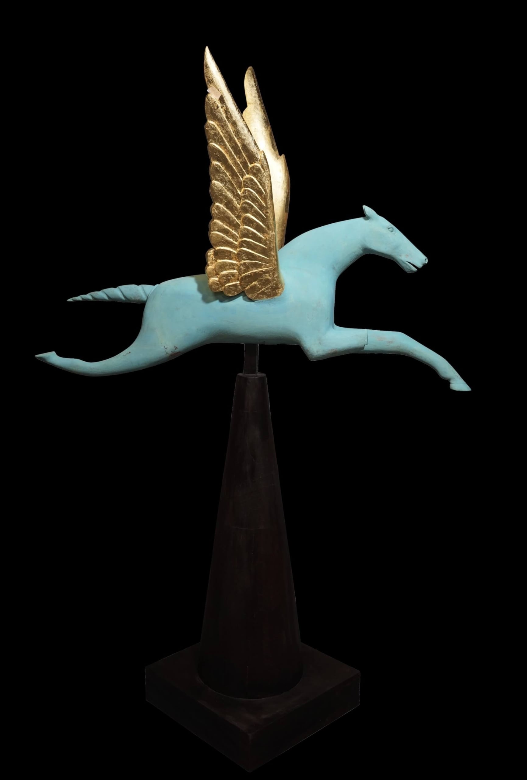 深井隆（Fukai Takashi），《天馬 ─翔3─ Pegasus–Soaring3》，2023，樟、金箔、銅箔，159×108×55cm（台座20×65×65cm）。（赤粒藝術提供）