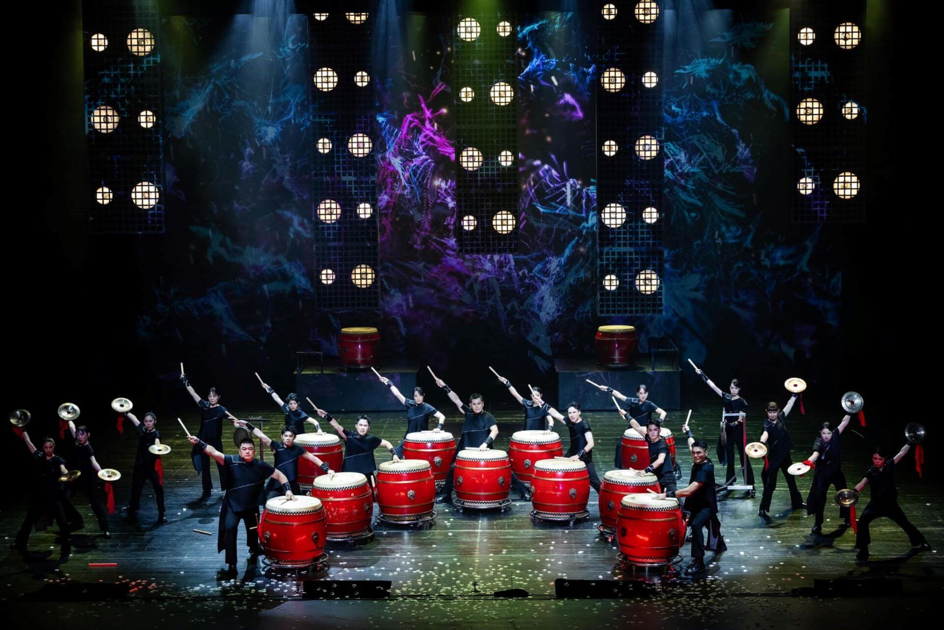 2024年 朱宗慶打擊樂團推出最新擊樂劇場《六部曲 》之〈鬥陣〉,由何鴻棋作曲。(©朱宗慶打擊樂團,攝影/張震洲、陳韡誌)