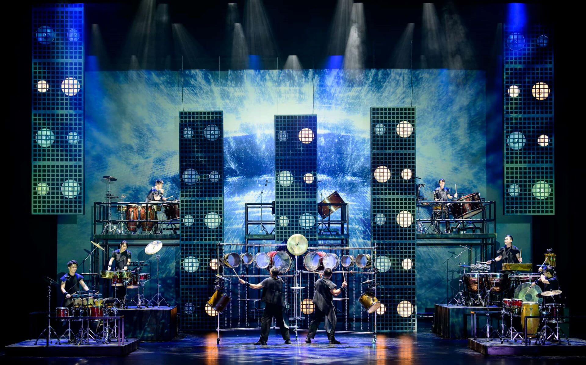2024年 朱宗慶打擊樂團《六部曲 》之〈鼓與光〉,影像則使用了有濃厚賽博龐克風格的鮮豔色塊及線條,呼應哈森普弗魯格明亮、磅礡、靈動且絢爛的聽覺體驗。(©朱宗慶打擊樂團,攝影/張震洲、陳韡誌)