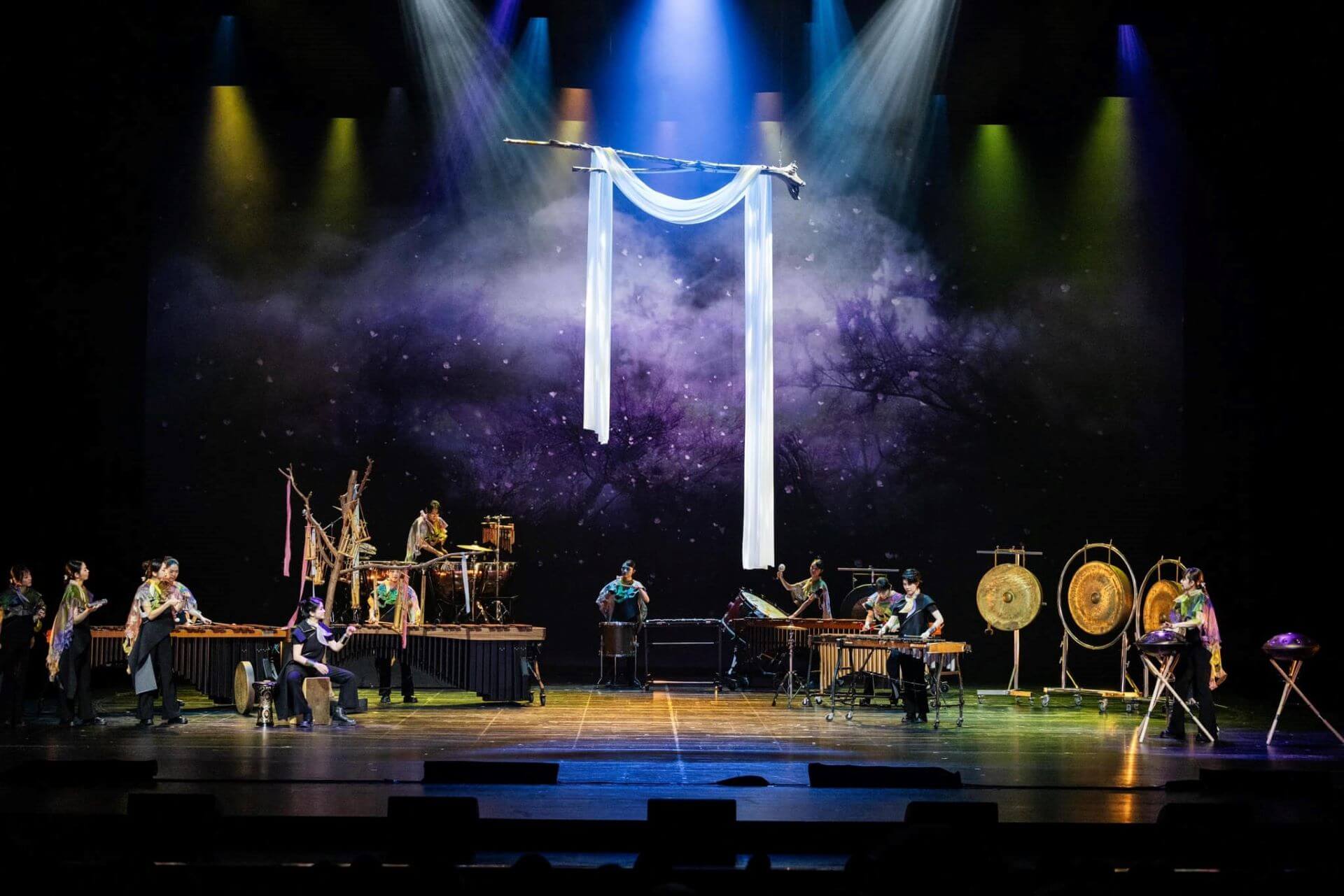 2024年 朱宗慶打擊樂團《六部曲 》之〈尋聲之境:遇〉,由櫻井弘二作曲。(©朱宗慶打擊樂團,攝影/張震洲、陳韡誌)