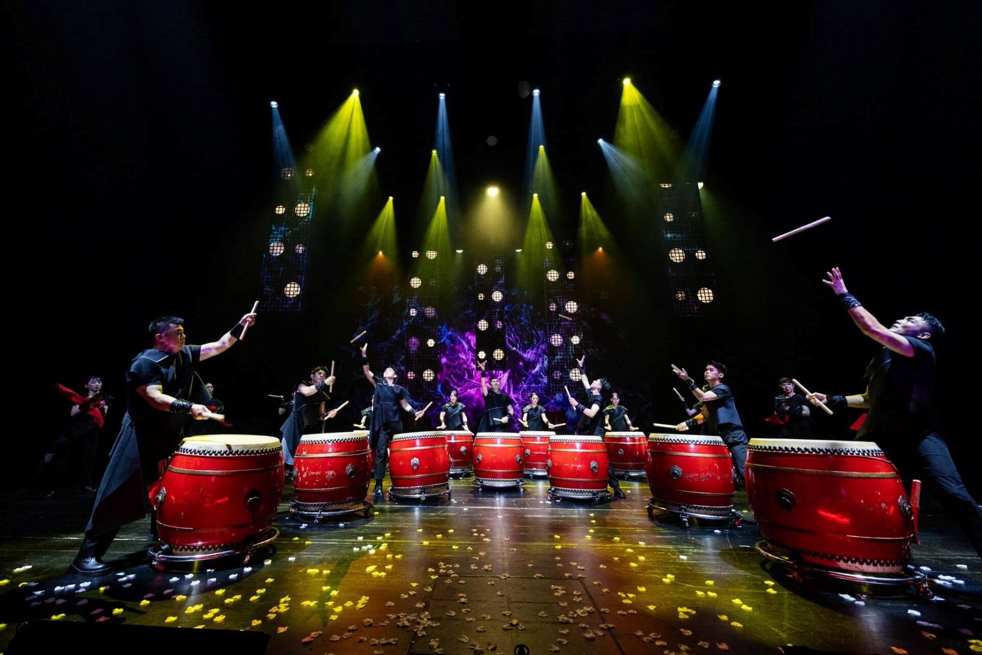 2024年 朱宗慶打擊樂團推出最新擊樂劇場《六部曲 》之〈鬥陣〉,由何鴻棋作曲。(©朱宗慶打擊樂團,攝影/張震洲、陳韡誌)
