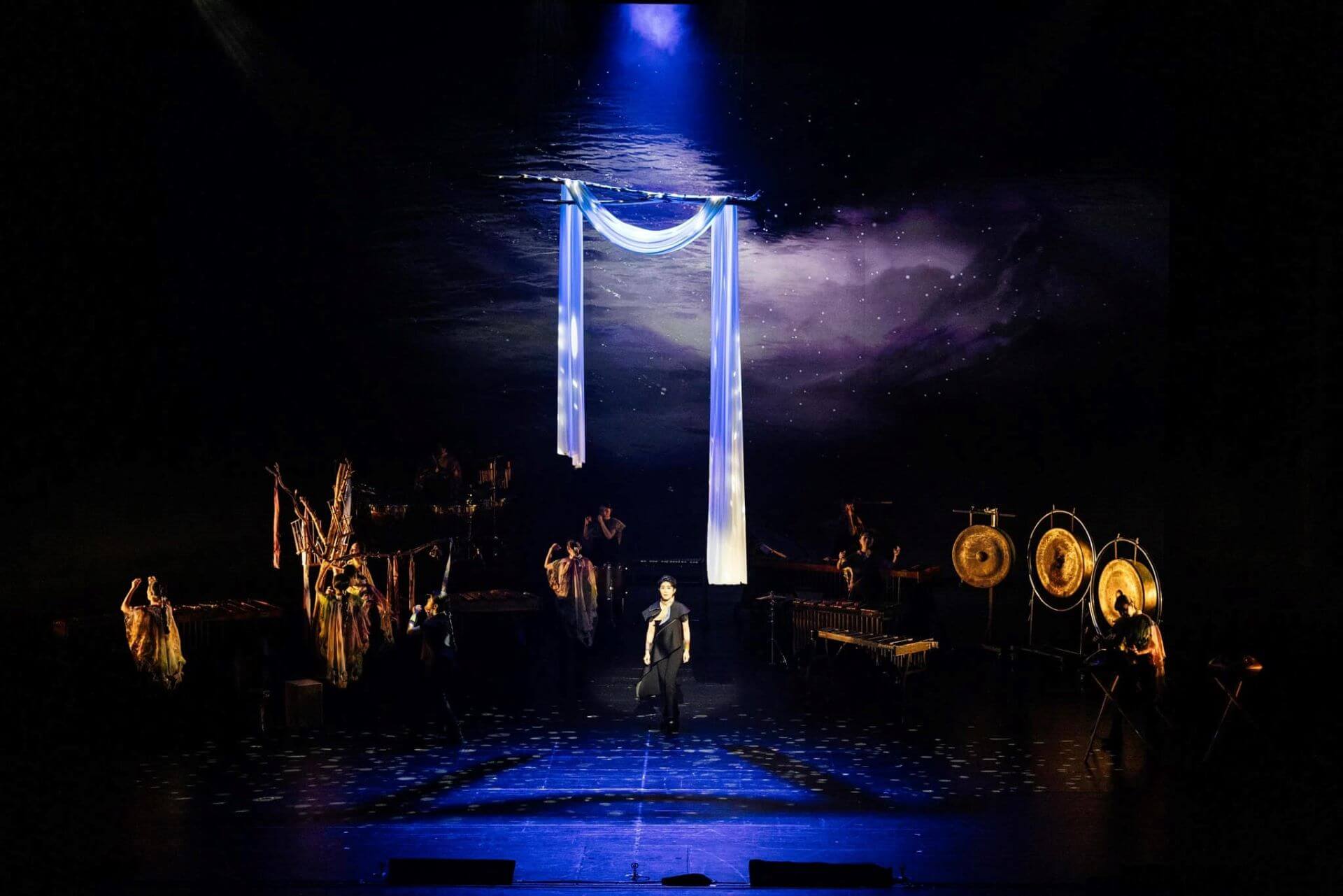 2024年 朱宗慶打擊樂團《六部曲 》之〈尋聲之境:遇〉,由櫻井弘二作曲,是整部《六部曲》唯一有背景設定的一首曲目。(©朱宗慶打擊樂團,攝影/張震洲、陳韡誌)