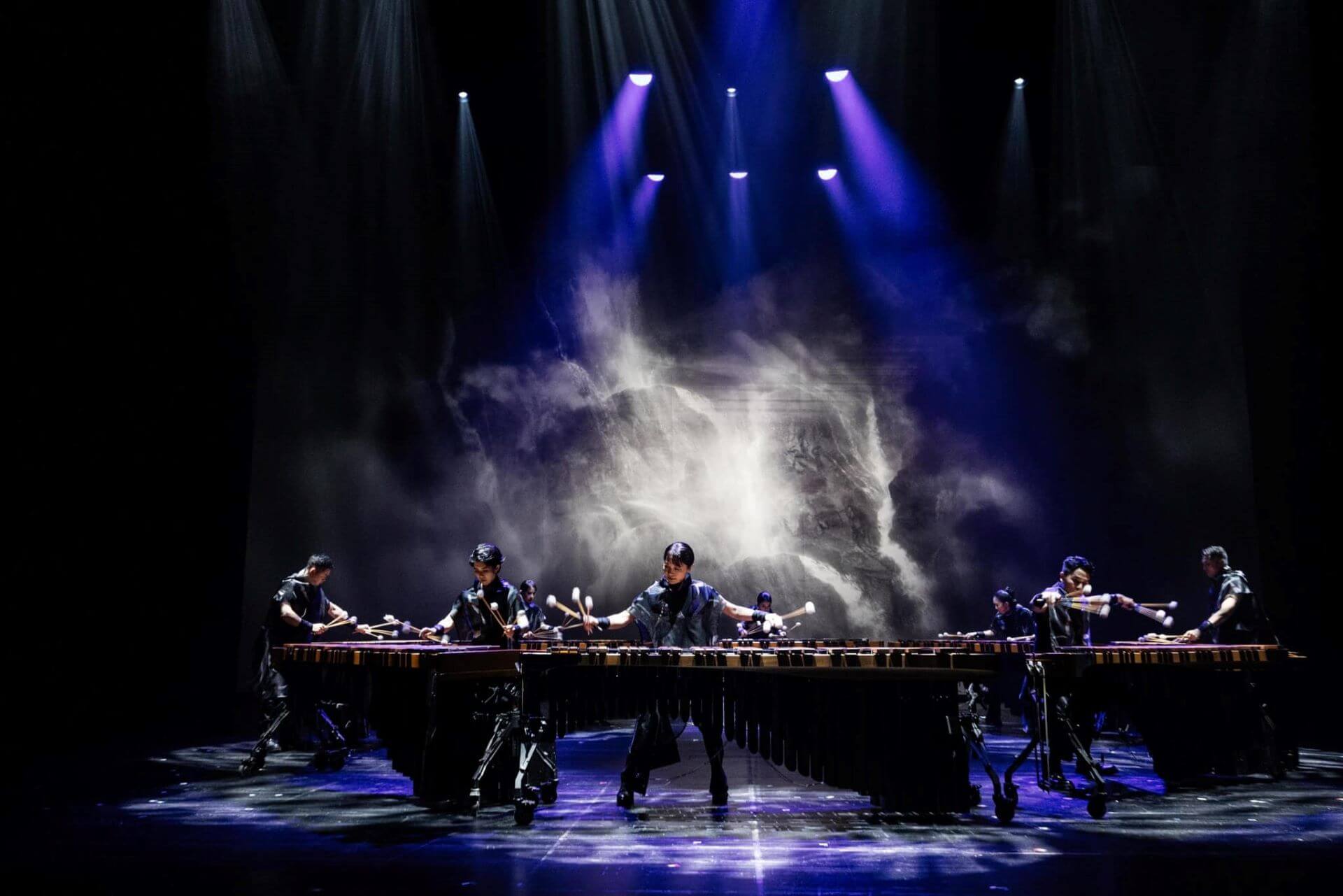 2024年 朱宗慶打擊樂團《六部曲 》之〈六棒傳奇之琴鍵奇緣〉,由洪千惠作曲,強調了這首曲目中馬林巴木琴的六棒演奏技巧。(©朱宗慶打擊樂團,攝影/張震洲、陳韡誌)