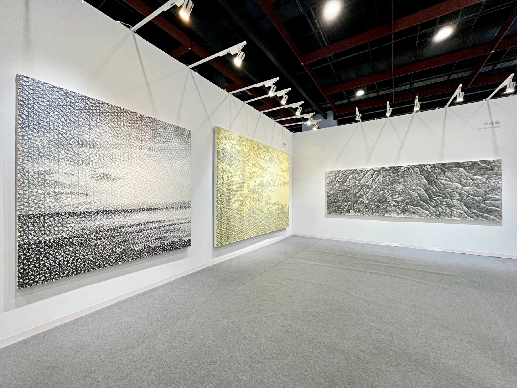 2024台北藝博會 赤粒藝術廊展場一景，左展牆為鄭君殿作品、右展牆為李茂成作品。（本刊資料室）