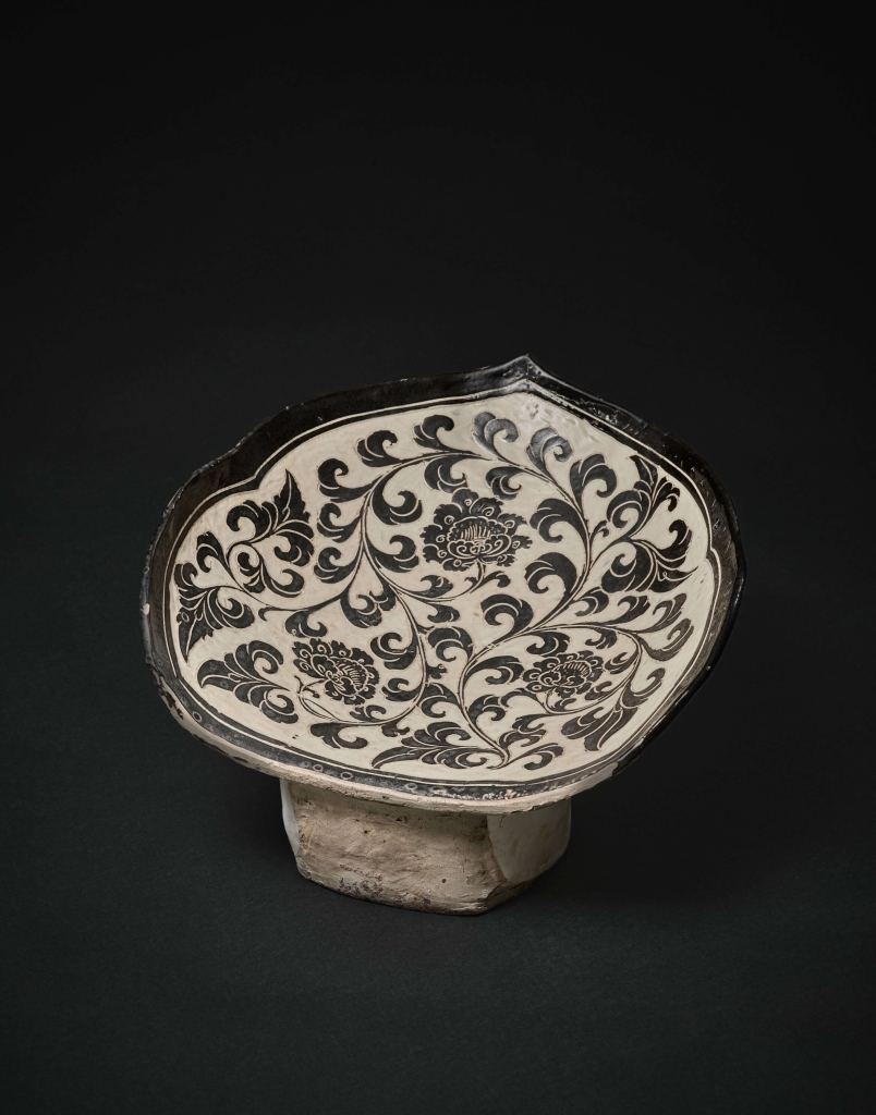 北宋《磁州窰白地黑花纏枝牡丹紋如意形枕》,30.5×32×20.2公分,估價100萬至240萬港元,成交價264萬港元。圖/香港蘇富比
