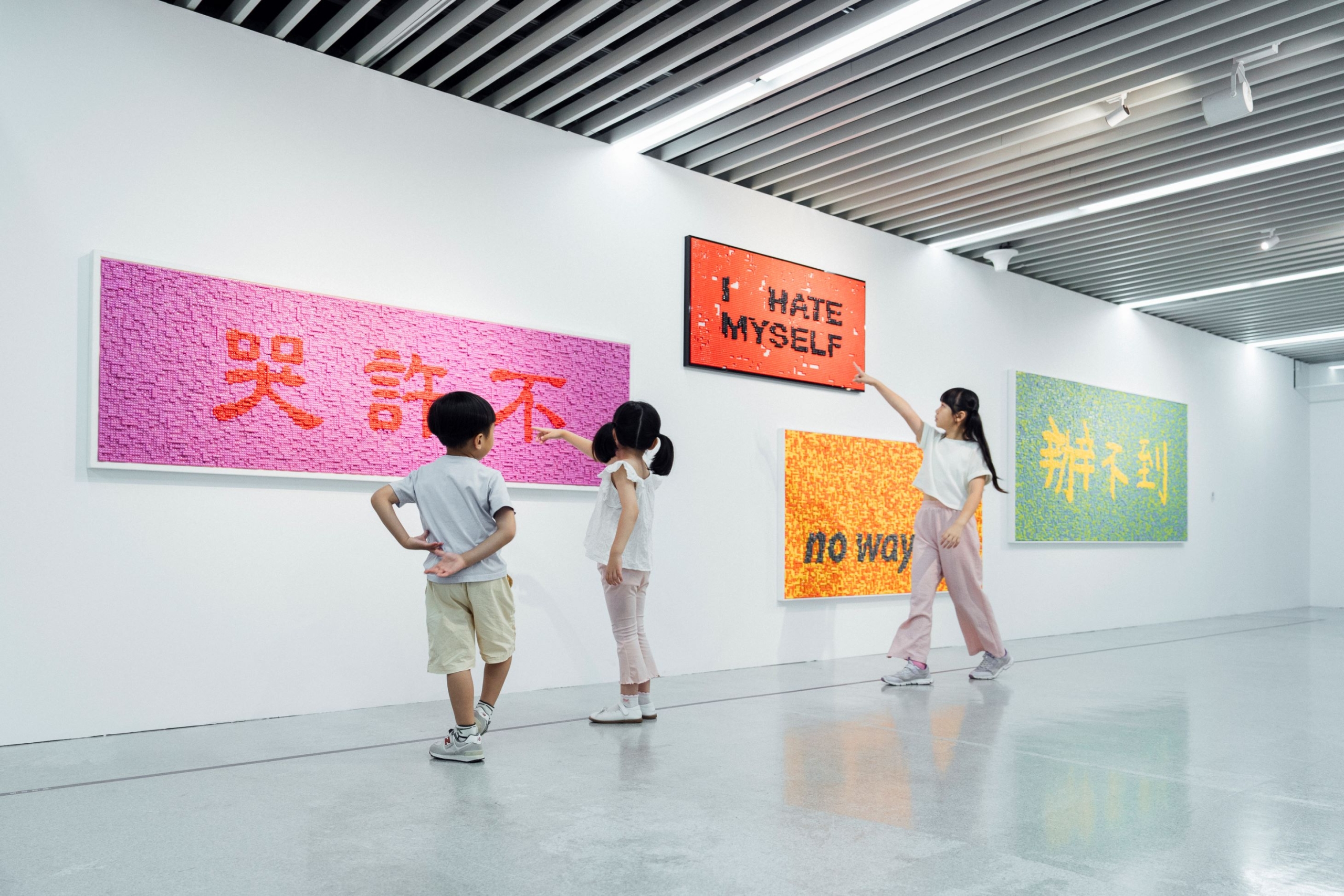 當樂高進入游孟書的創作中，便轉化為一種中性的藝術媒介，擺脫了「玩具」的文化包袱。（桃園市立美術館提供，攝影／透島影業）