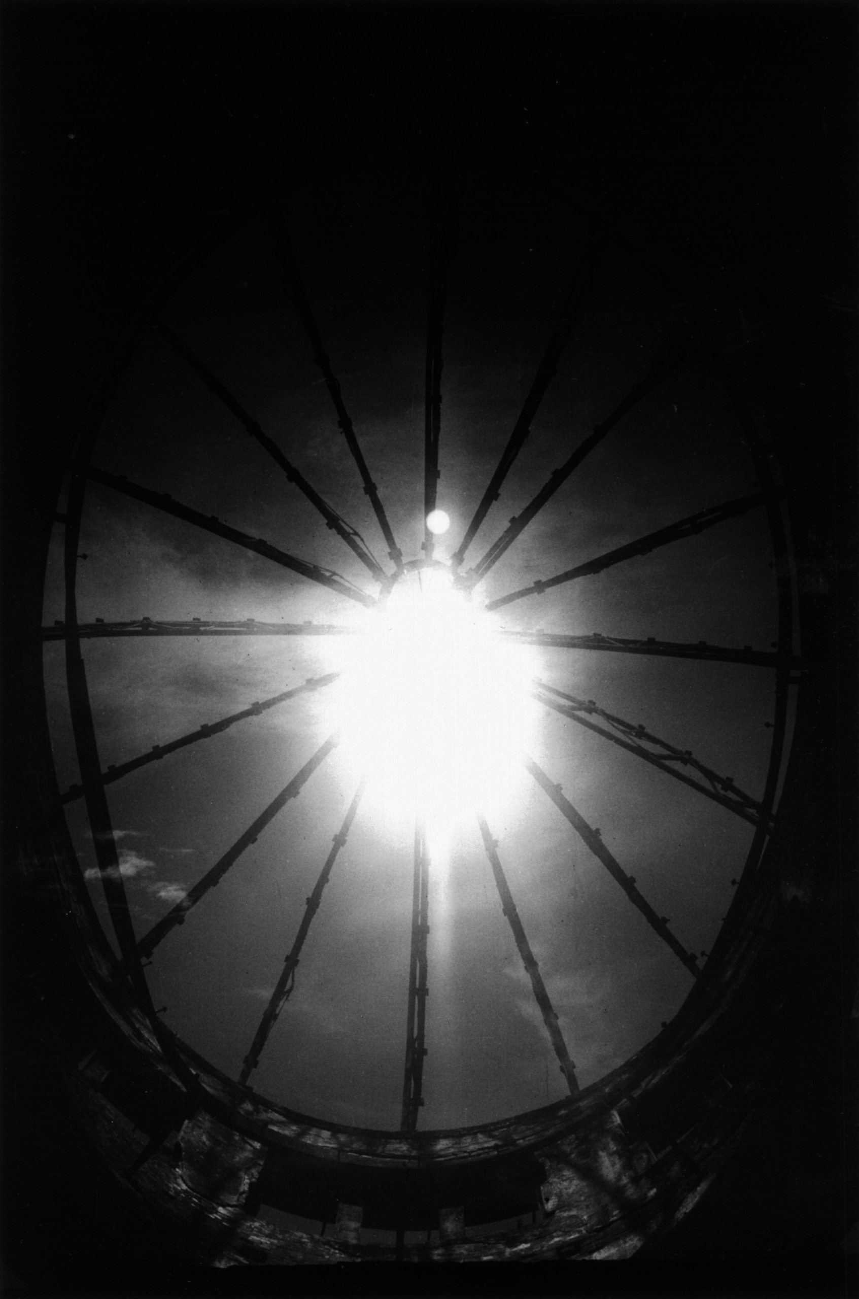 川田喜久治，《Atomic-Bomb Dome and Sun》，選自《The Map》， 1959–65年。明膠銀鹽相片，107 x 73.3 公分。由 PGI 提供。