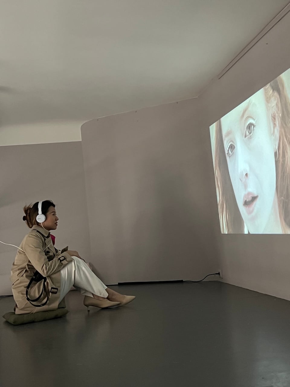 《追憶》(Reminiscence)於Andrea Ingenito Contemporary Art gallery藝術空間,現場投影展出。(李若安提供)