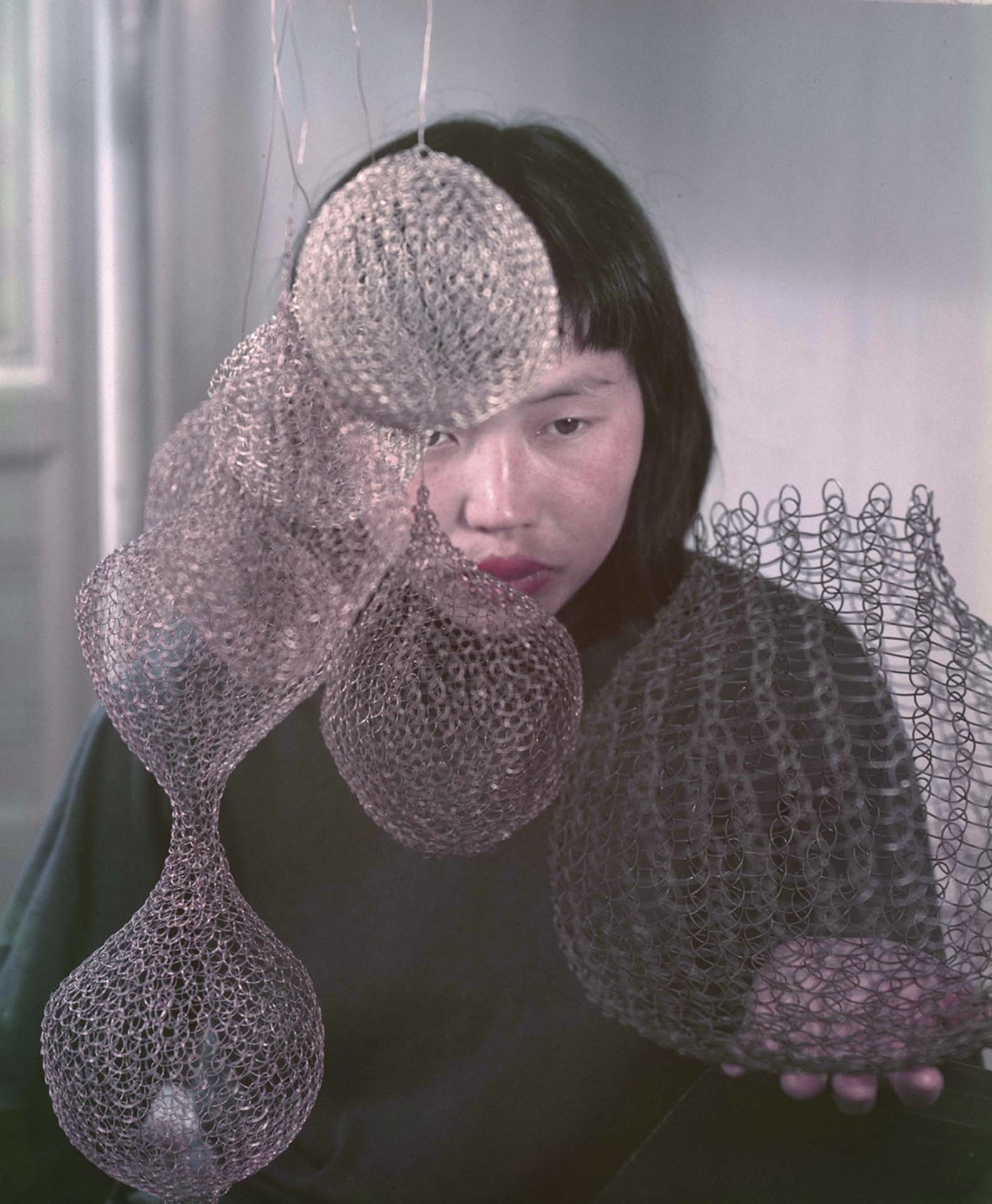 伊莫金．坎寧安（Imogen Cunningham），《魯斯．阿薩瓦24》，1956年。攝影© Imogen Cunningham Trust、© 2024 Ruth Asawa Lanier, Inc./Artists Rights So…