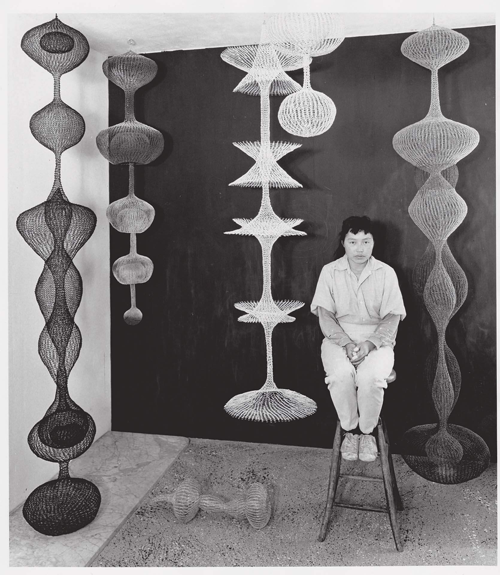 魯斯．阿薩瓦在她的工作室中，1956年。攝影：Paul Hassel（Artwork © 2024 Ruth Asawa Lanier, Inc./Artists Rights Society（ARS）, New York Courtesy…