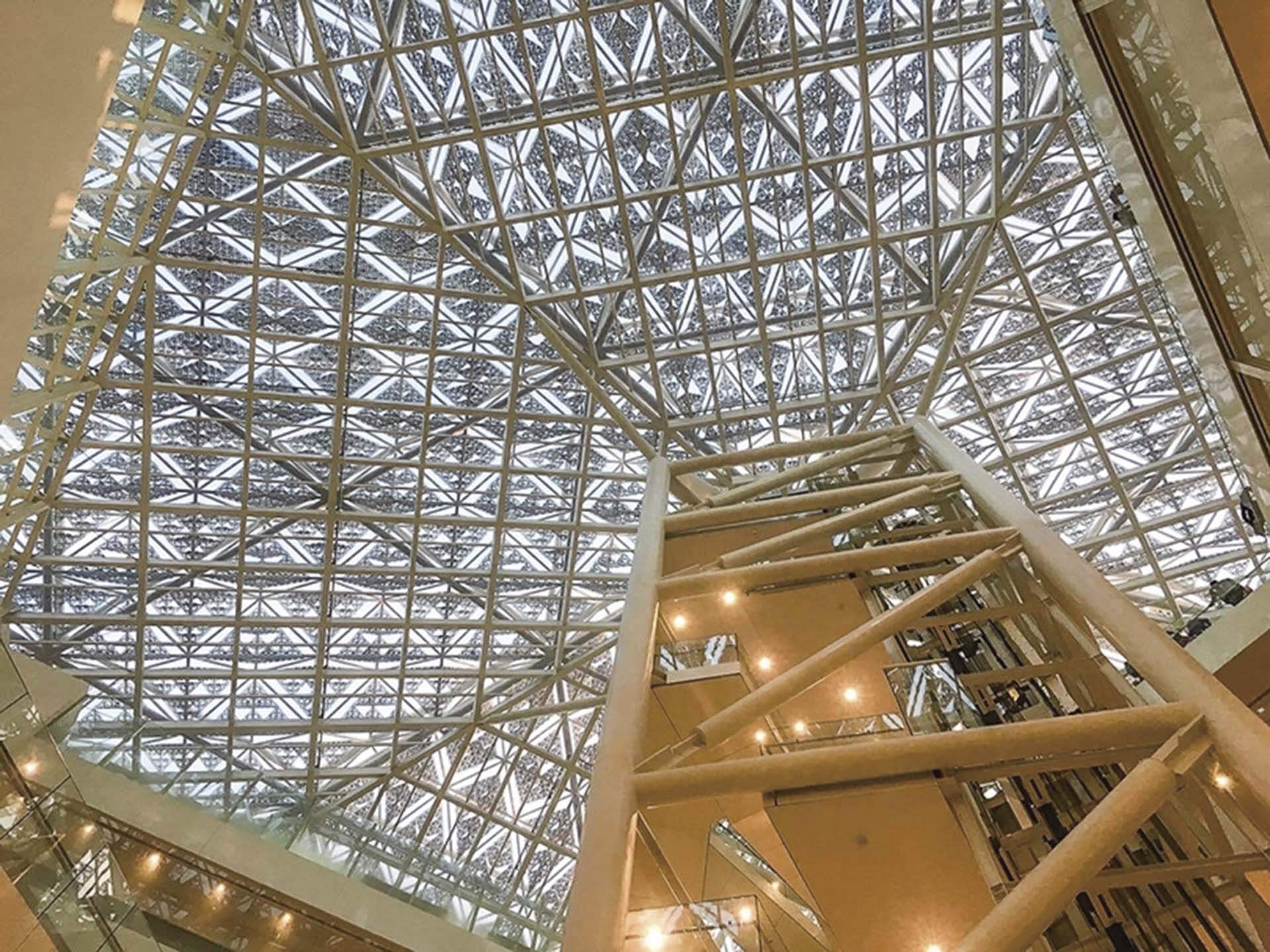 台南市美術館2 館主體建築以具臺南特色鳳凰花轉化為五角造形，模擬大自然樹蔭效果，用以調節建築空間綠能。圖為台南市美術館2館內部。（攝影／劉星佑，本刊資料室）