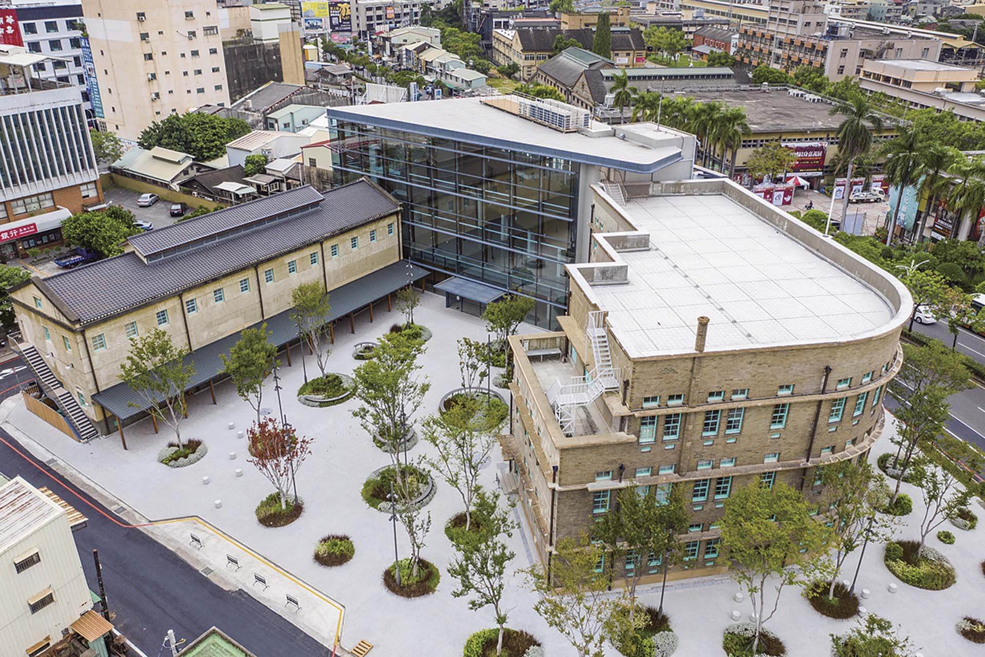 嘉義市立美術館以新舊並呈、空間活化為增改建方向，運用新材料、新工法呈現，為新生美術館重新錨定。圖為嘉義市立美術館全景空拍照。（嘉義市政府提供）