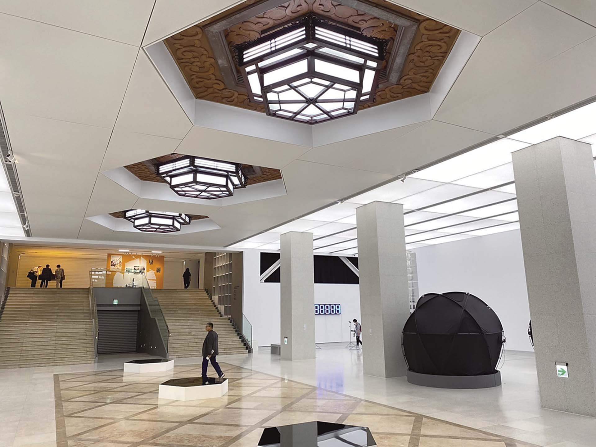基隆美術館前身為基隆公會堂，後於 1985 年建為全臺首座文化中心——基隆文化中心，直到2023年基隆市政府重新翻修，並轉型為現代化的美術館空間。（本刊資料室）