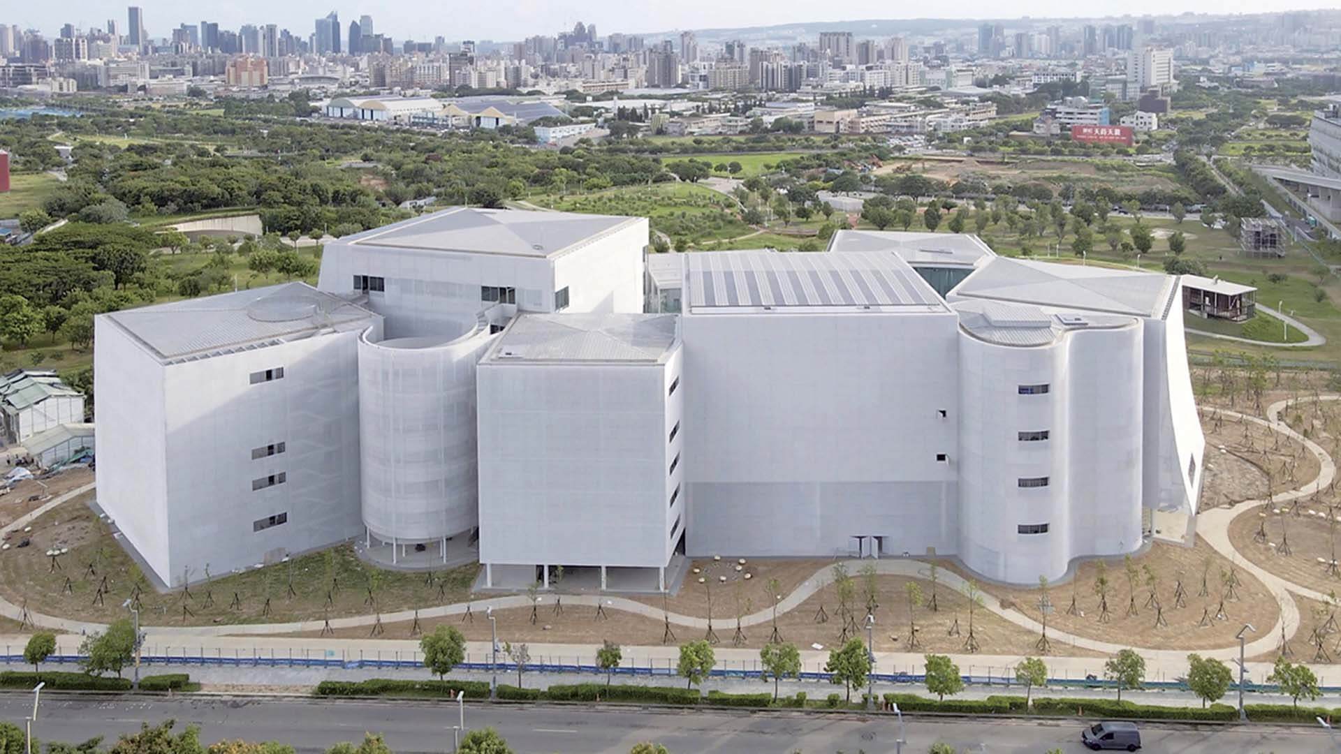 綠美圖空拍模擬示意圖，由妹島和世及西澤立衛所設計，風格簡潔充滿現代感。（臺中市政府文化局提供）