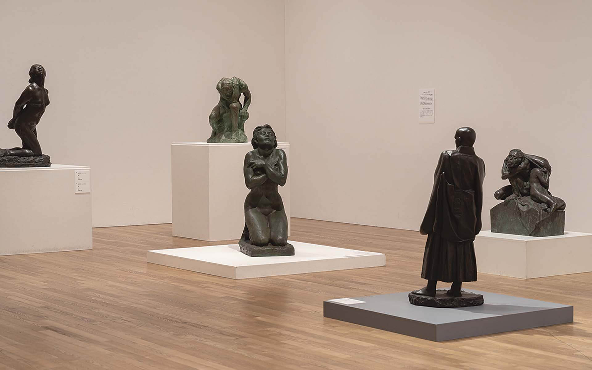 「黃土水與他的時代」展場一景，展出20世紀初日本藝術家荻原守衛、北村西望，高村光太郎、朝倉文夫作品。（國立臺灣美術館提供）