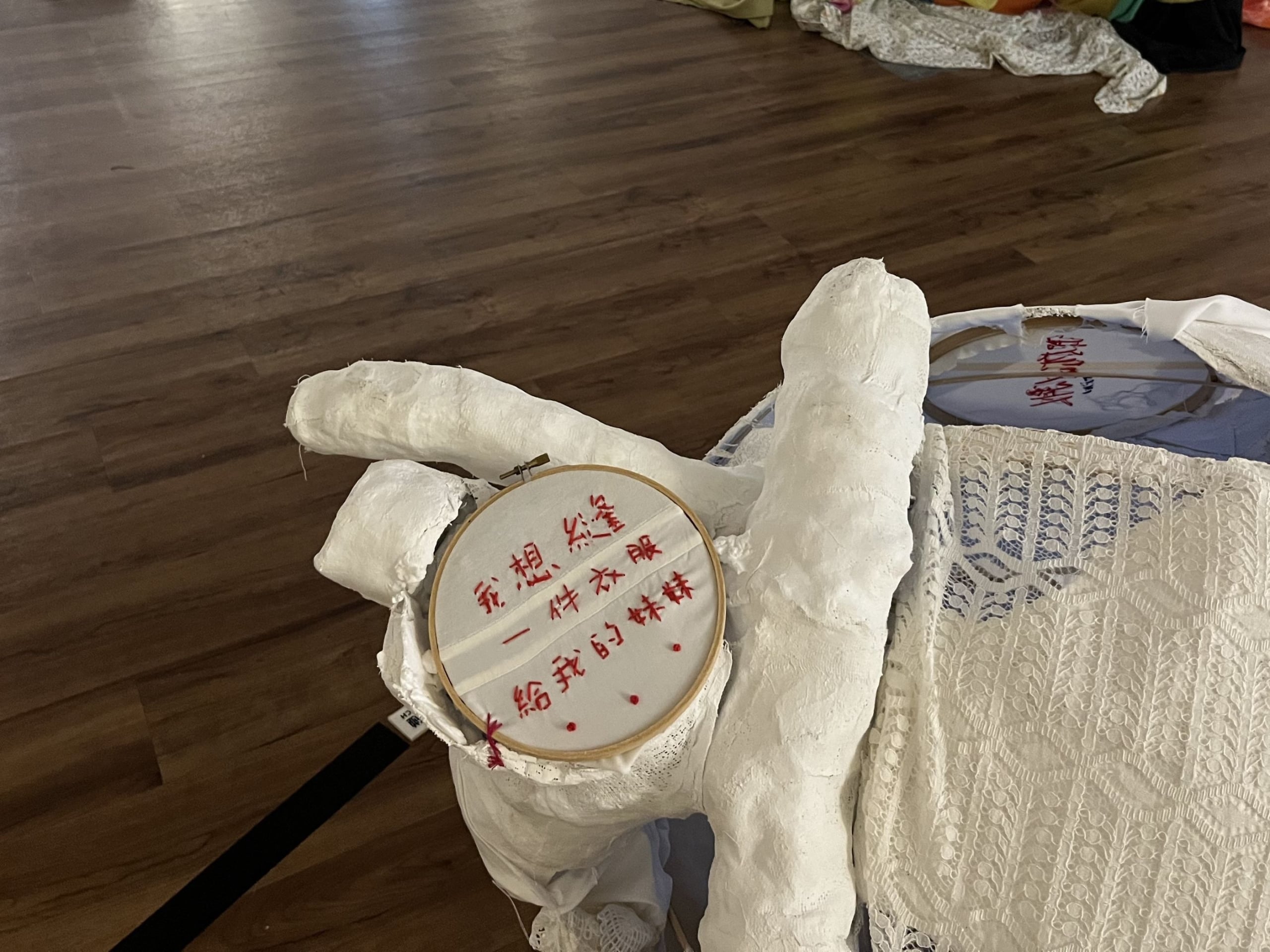 透過拼貼、縫合的創作，陳志明亦在其中找到修補自我、縫合傷痛的療癒失去至親的方式。（攝影／章郡榕）