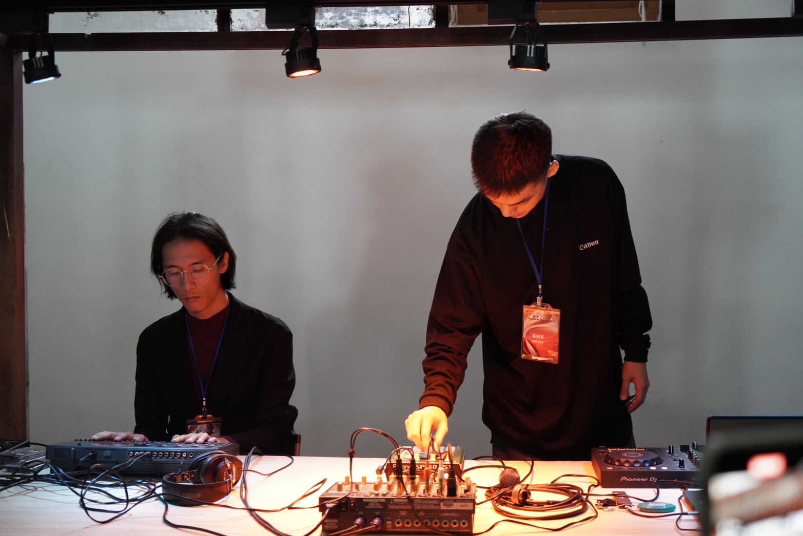 臺灣聲響策展團隊徐嘉駿與Melting Part成員WADE DAO於記者會現場表演畫面。（攝影／陳晞）