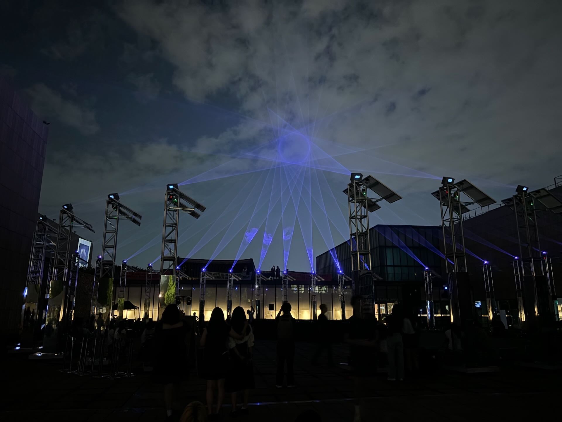 「2024 MMCA表演藝術：空間電梯」（The MMCA Performing Arts 2024：Space Elevator）的兩日限定活動，吸引大量人潮觀賞作品《另一個月亮》（Another Moon）。（攝影：修天容）
