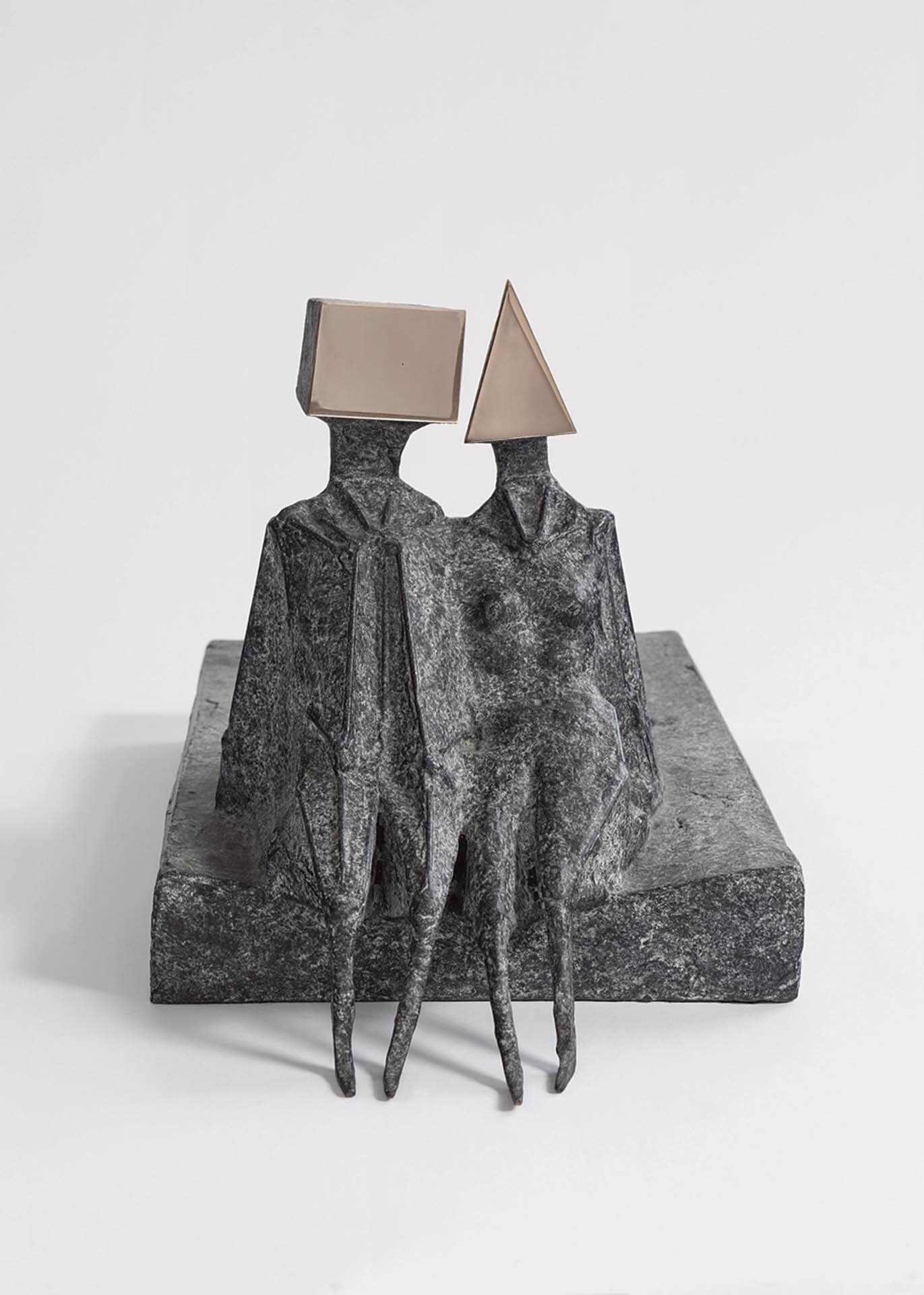 林恩．查德威克，《坐在底座上的情侶》，青銅，28×25×51.5 cm。1972。（藝術家遺產與貝浩登）