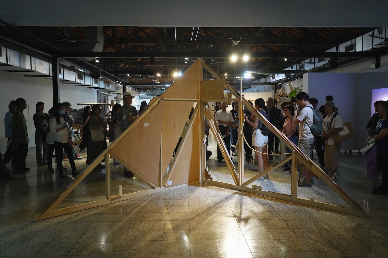 「堤頂之星2.0」提供年輕藝術新秀展演之舞台。2024年度年度邀請展「明日再生：永續‧環境‧想像」展場延伸至新竹市鐵道藝術村。（王道銀行教育基金會提供）