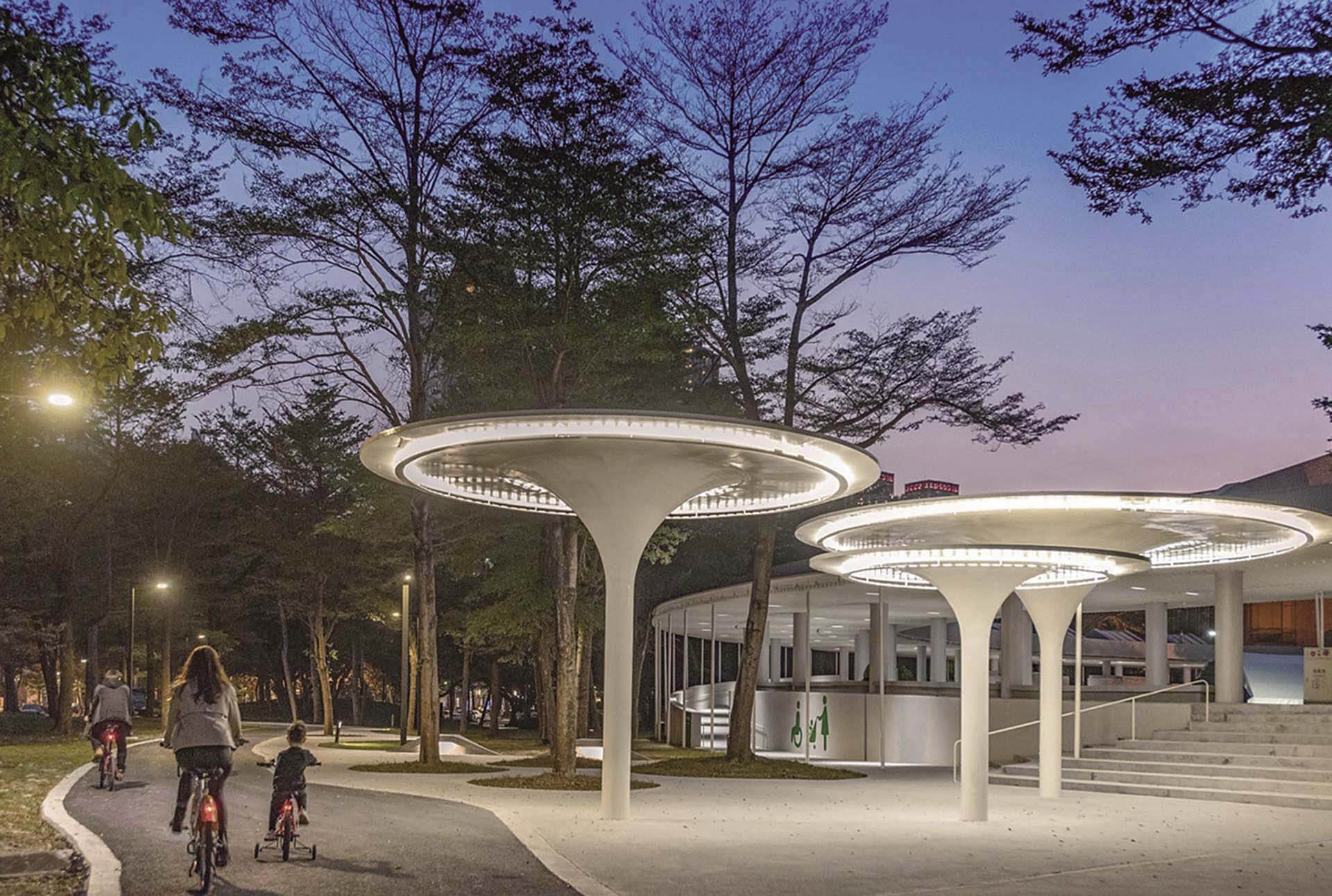 李玉玲任職期間帶領美術館進行空間優化與改造工程，建立美術館「作為城市美好生活的存在」，圖為高美館新設遮雨棚。（高雄市立美術館提供）