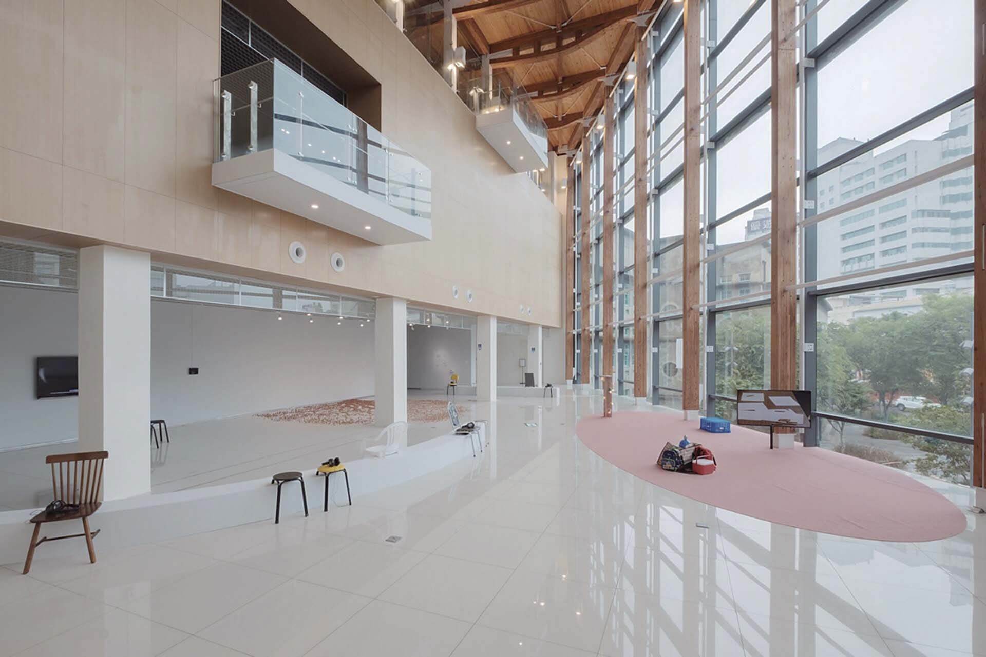 在嘉美館過去展覽「天天上演」中，結合建物空間與展品，邀請觀眾放下對於美術館的定見，以身體在空間中感受藝術。（攝影／王仲平，嘉義市立美術館提供）
