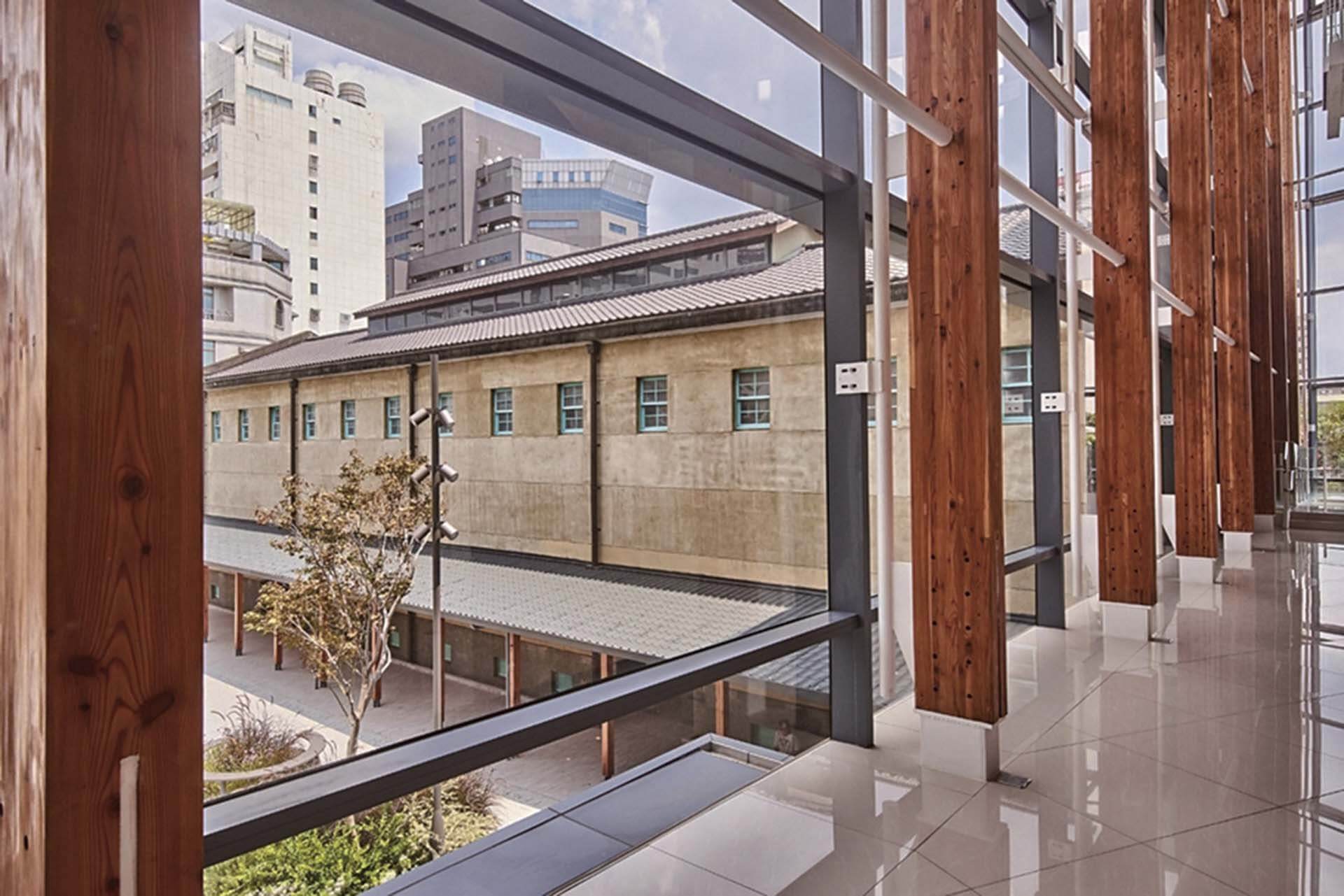 座落城市之中的嘉美館，適合舉辦小而美的展覽，同時也容許更多的實驗性，圖為建築內部一隅。（嘉義市立美術館提供）