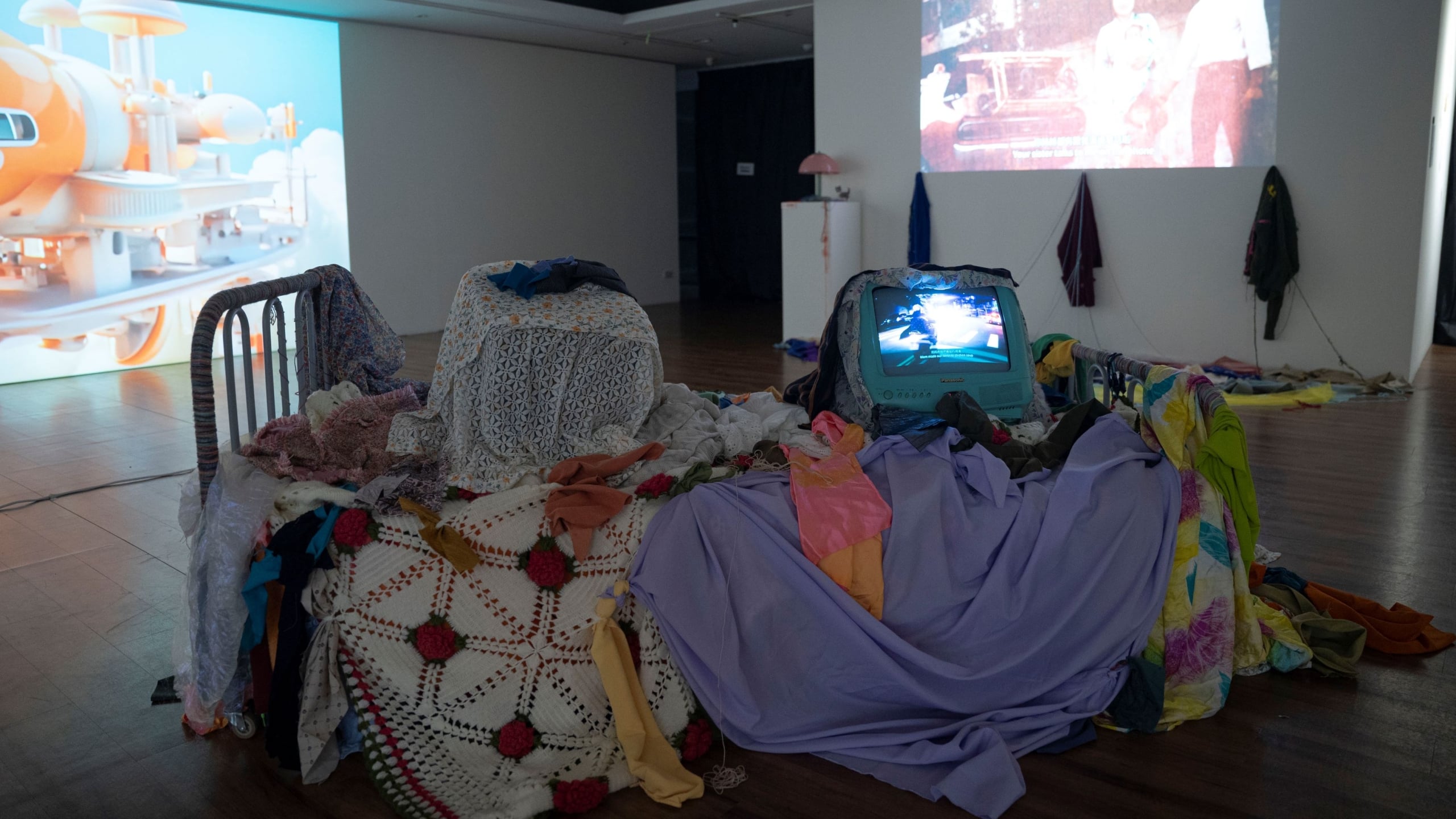 陳志明，《你我的碎片》，錄像裝置、布料、針線材料、複合媒材，101x23x77cm（未定），2024。（新板藝廊提供）