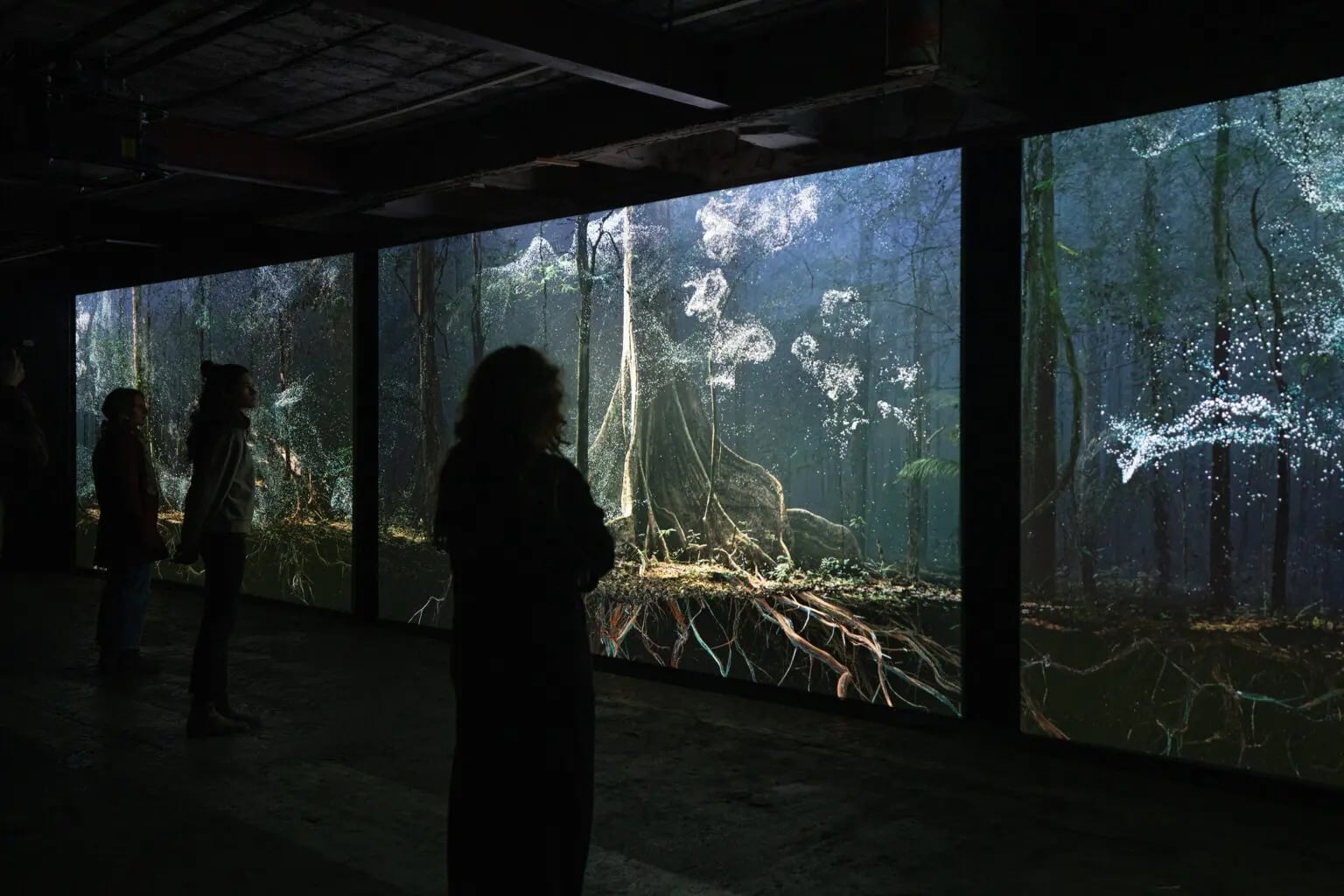 2023年12月，《Breathing with the Forest》於倫敦「Shifting Landscapes」一展中展出。圖片來源／Marshmallow Laser Feast網站。