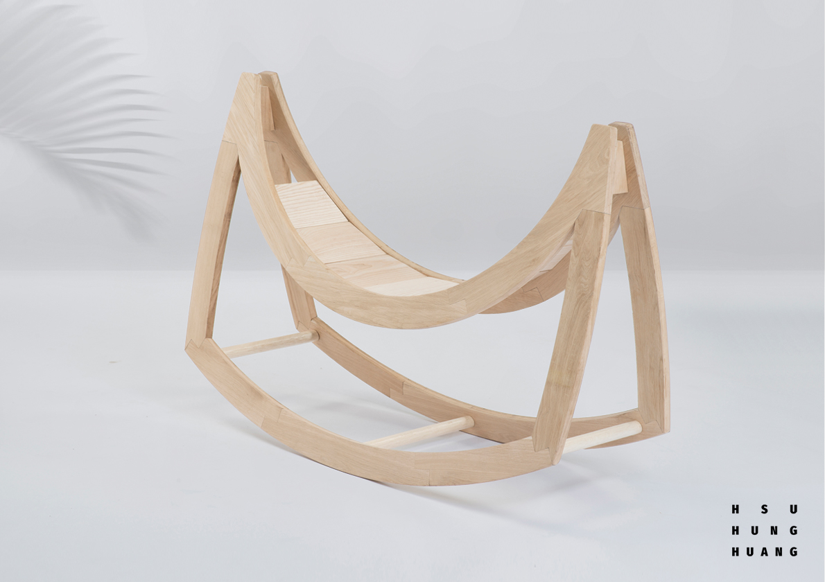 2017年，黃旭宏以作品《搖曳塔塔浪》（Tao Rocking Chair）與當代原住民藝術家一同參與英國Goldsmith University舉辦的展覽「剝奪：臺灣原住民當代藝術的履踐相遇」。作品字源於達悟語——拼板小舟（Tatala）…