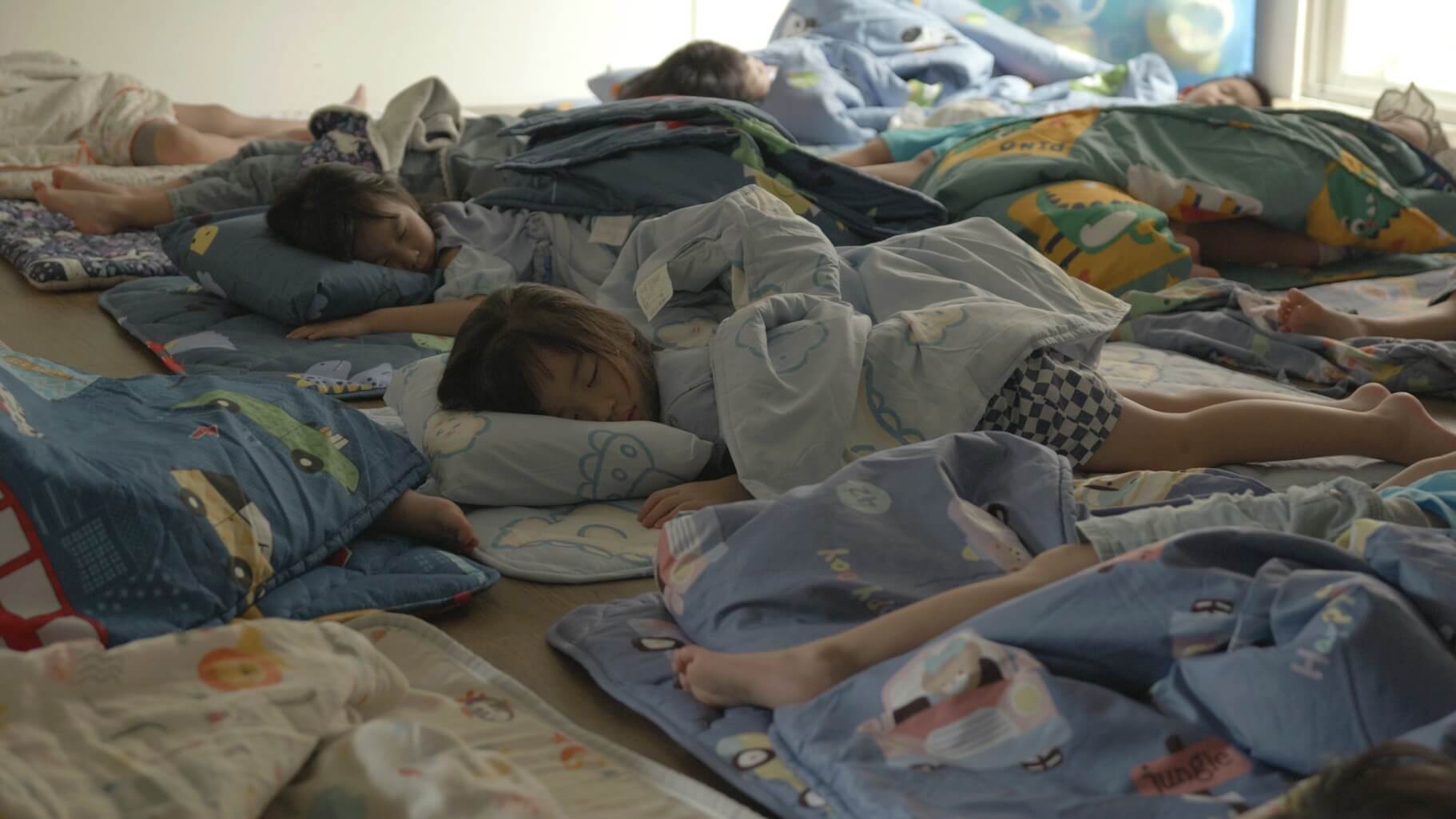 何彥諺，《睡眠大廈》之〈容器〉，2023-2024，錄像，7分35秒，影像截圖由藝術家提供。
