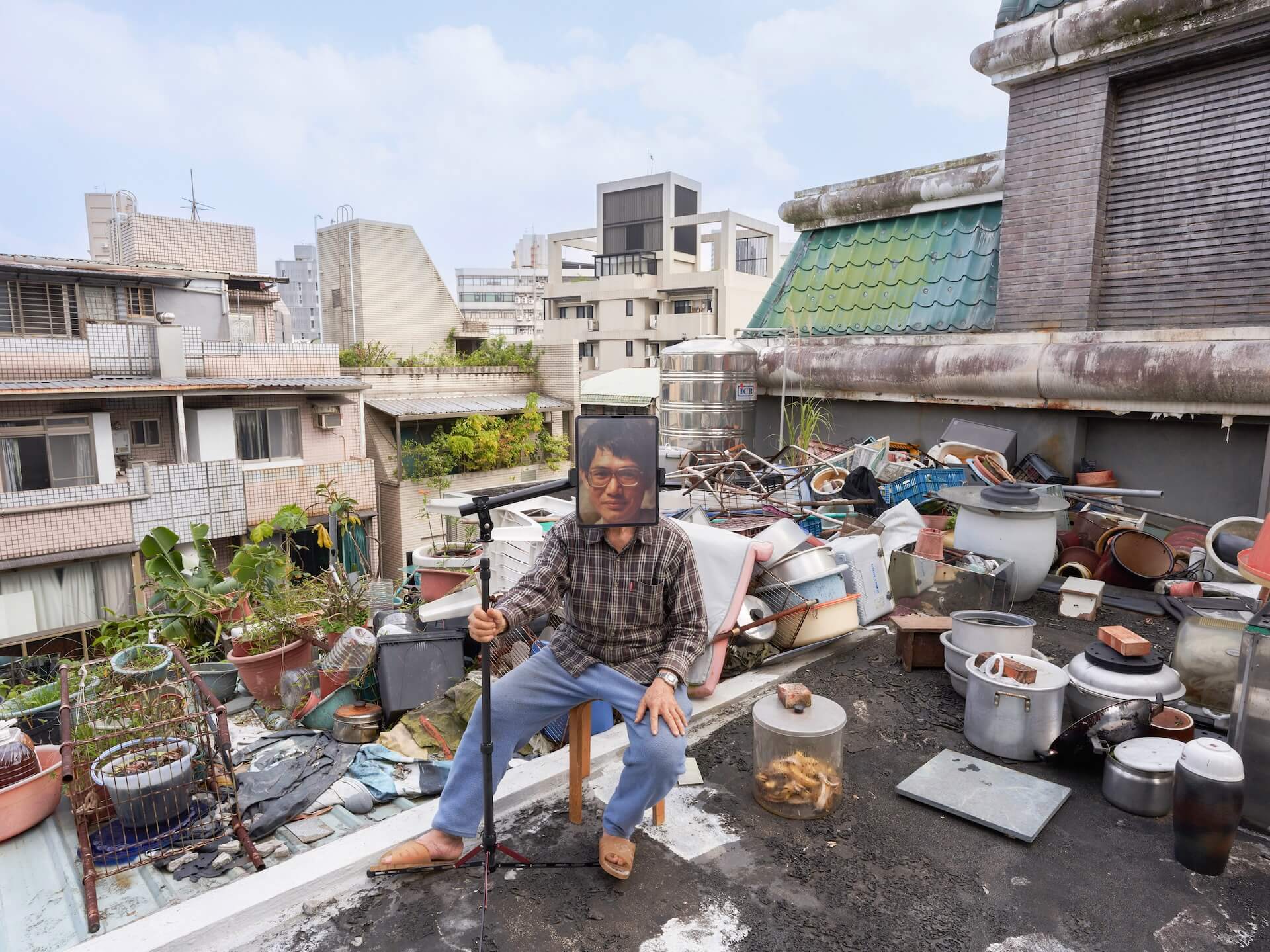 張哲榕，《父親的有機收藏：天地為棟宇，屋室為㡓衣，諸君何為入我㡓中？》之〈片羽即光：天台父親、書店父親〉，2023，單頻道錄像，2分4秒，影像截圖由藝術家提供。