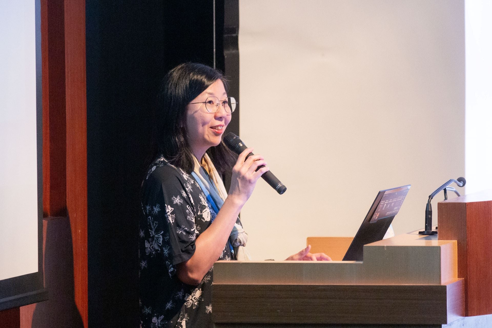 圖為新加坡美術館策展與研究總監葉德晶。（臺北市立美術館提供）