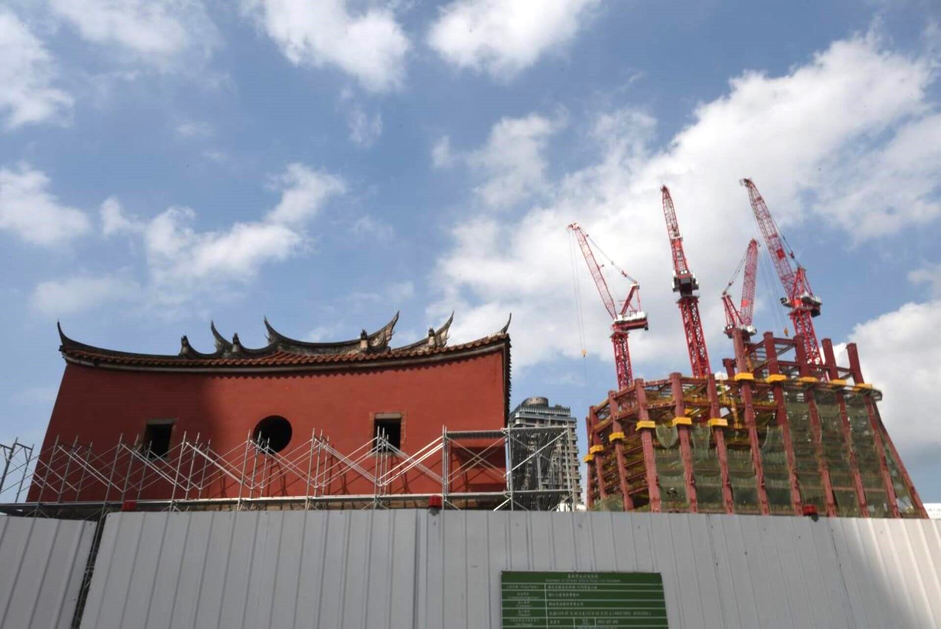 北門與興建中雙子星大樓的關係。（攝影／蕭文杰）