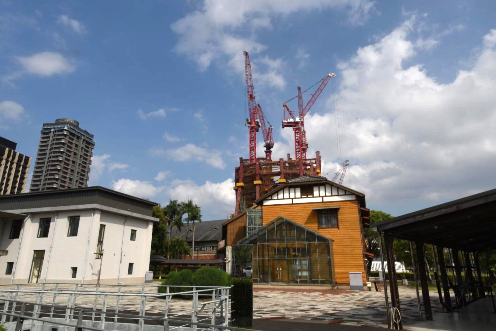 國立臺灣博物館鐵道部與興建中雙子星大樓的關係。（攝影／蕭文杰）