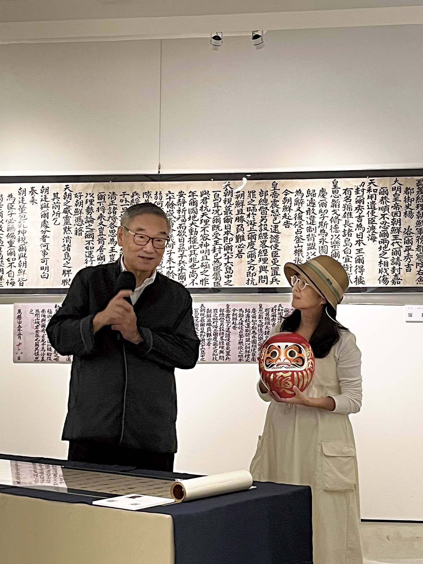 何創時書法基金會董事長何國慶（左）導覽「在日本看見明朝」。攝影／李思潔