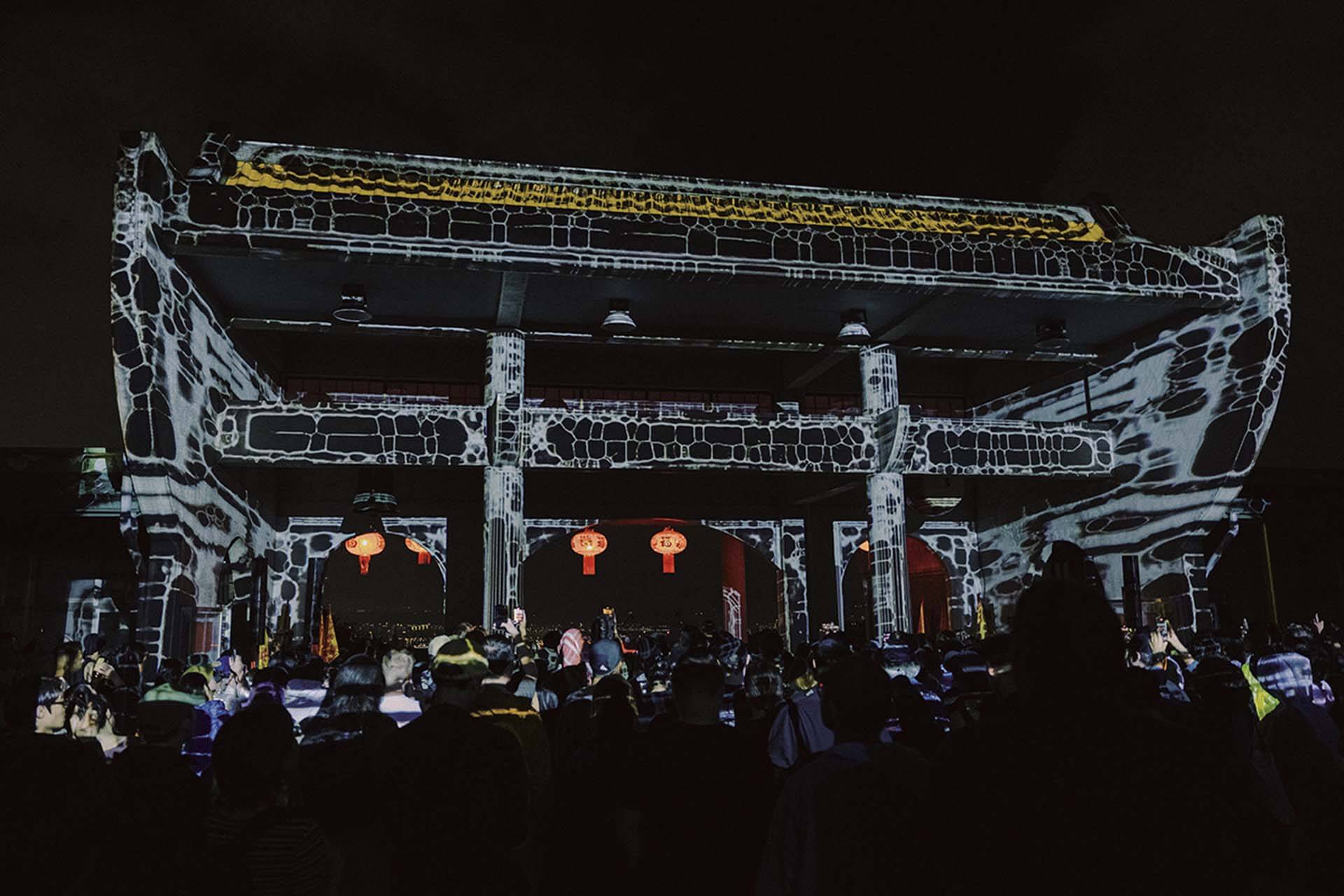 Mong Tong於專場「成功廟LIVE」與藝術家黃偉合作，打造精湛光雕投影。（靡靡之音提供。Credit：Photo by Ping Hsiao Tsai）