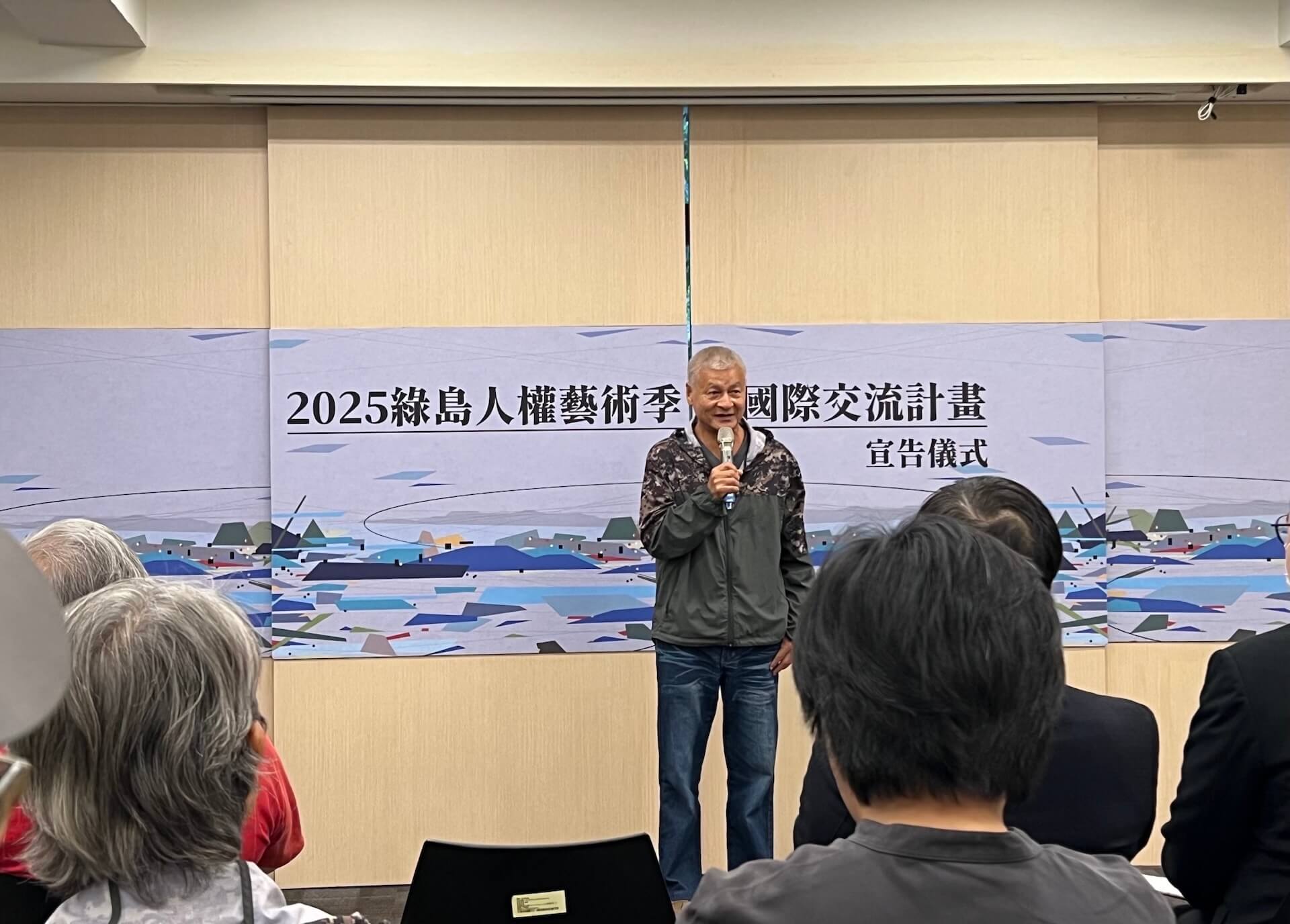 參展藝術家暨白色恐怖政治受難者陳武鎮於現場致詞。（攝影／本刊編輯部）