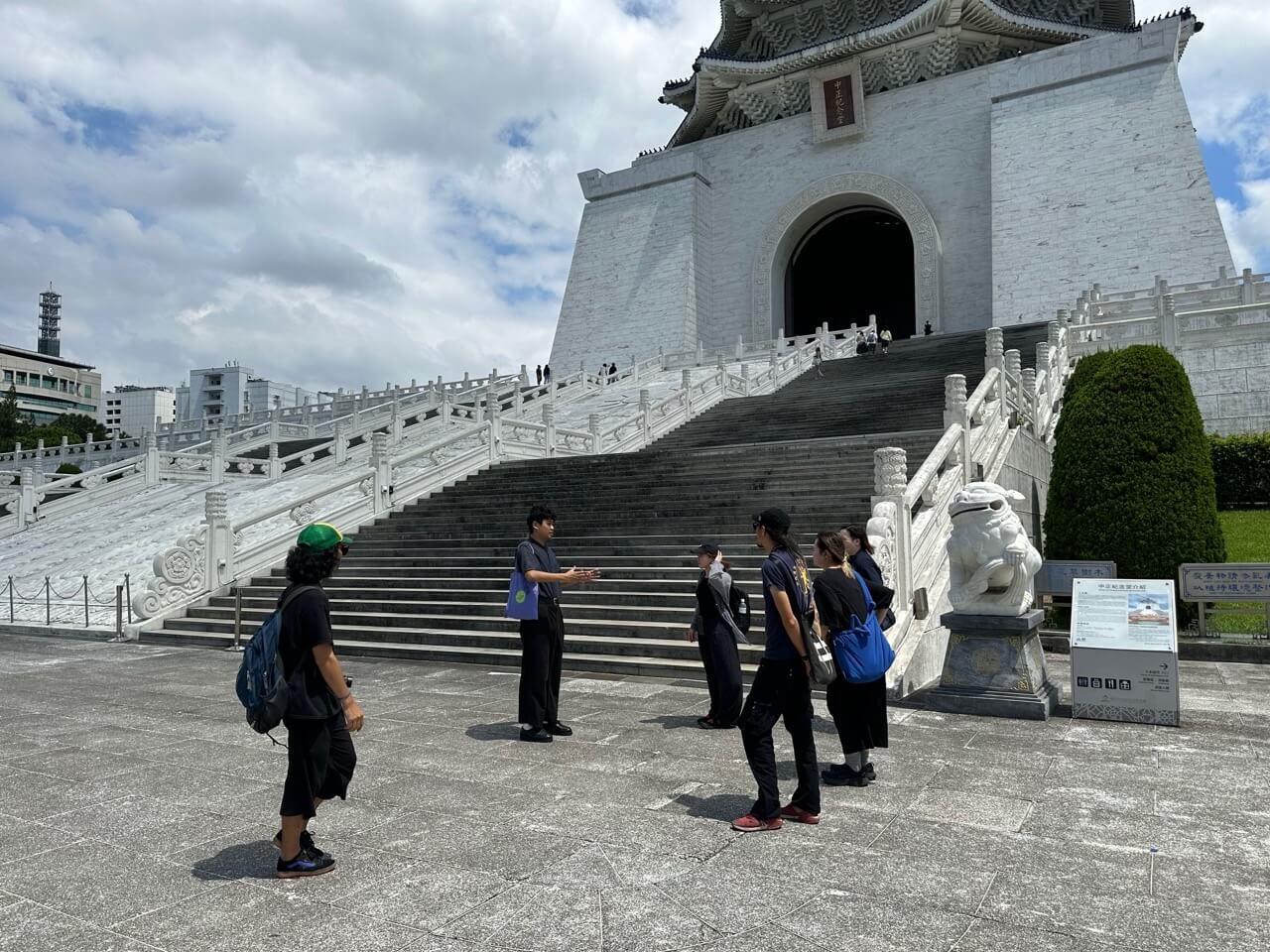 國際藝術家Pangrok Sulap（馬來西亞）與李可穎（香港）造訪中正紀念堂認識轉型正義議題。（國家人權博物館提供）