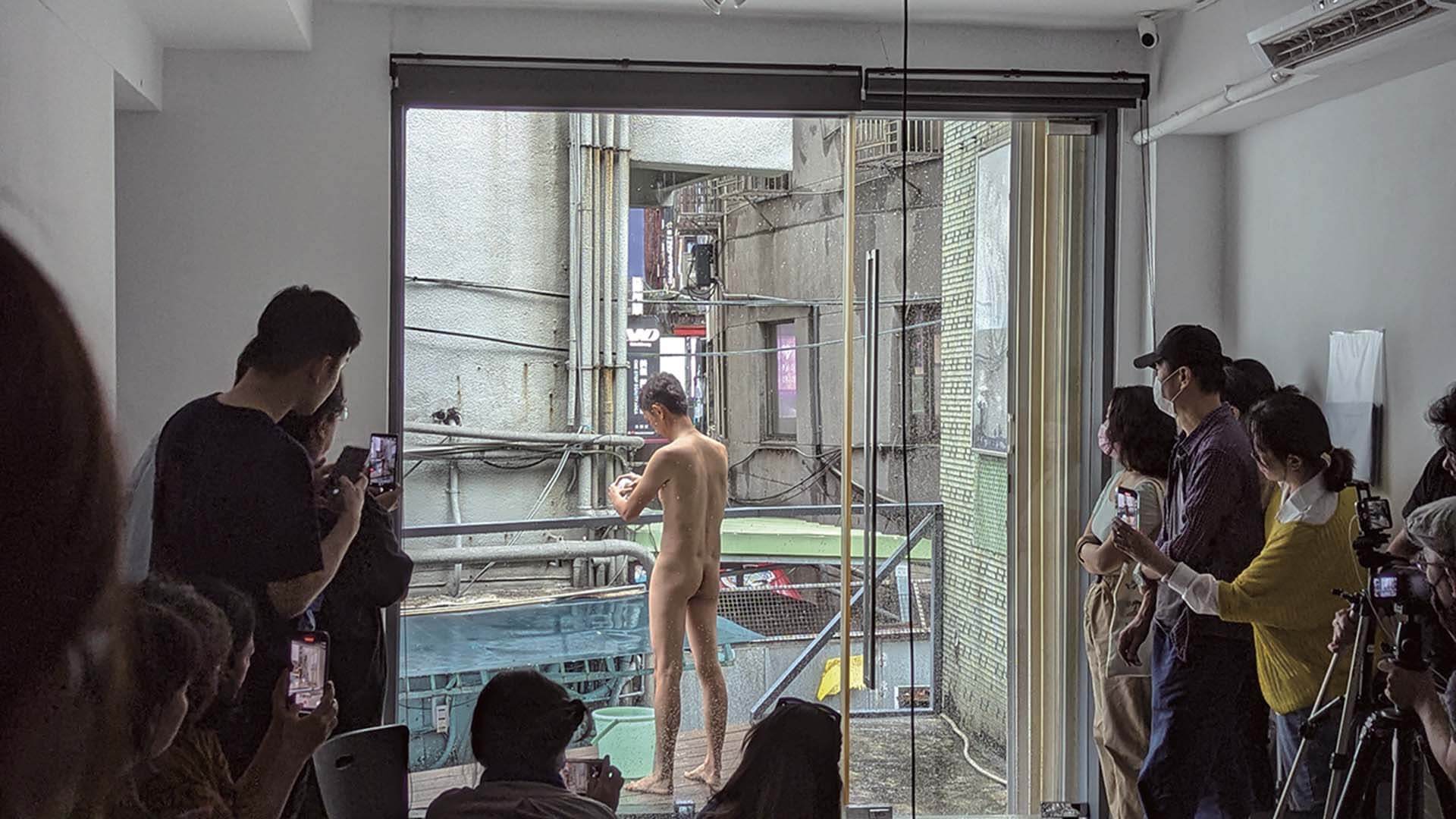 「陌生鄰居」系列主題講座（邊界烤衛星計畫），印尼藝術家Irwan Ahmett與Tita Salina的演出《與我所厭惡者在同一艘救生艇上》（On The Same Lifeboat with Those I Hate）。（許祐綸提供）